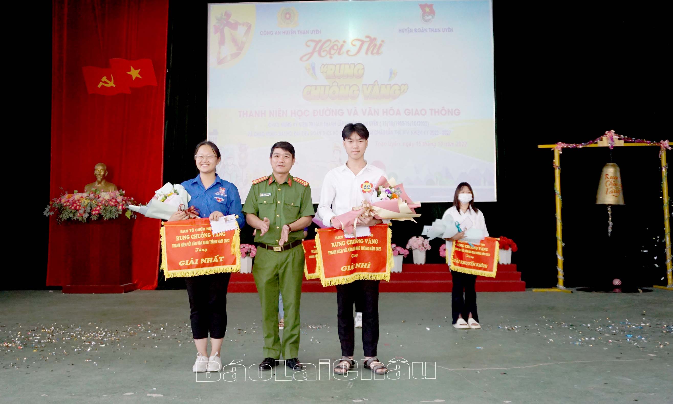 Đại diện lãnh đạo Công an huyện Than Uyên trao giải nhất, nhì tập thể cho các đơn vị.