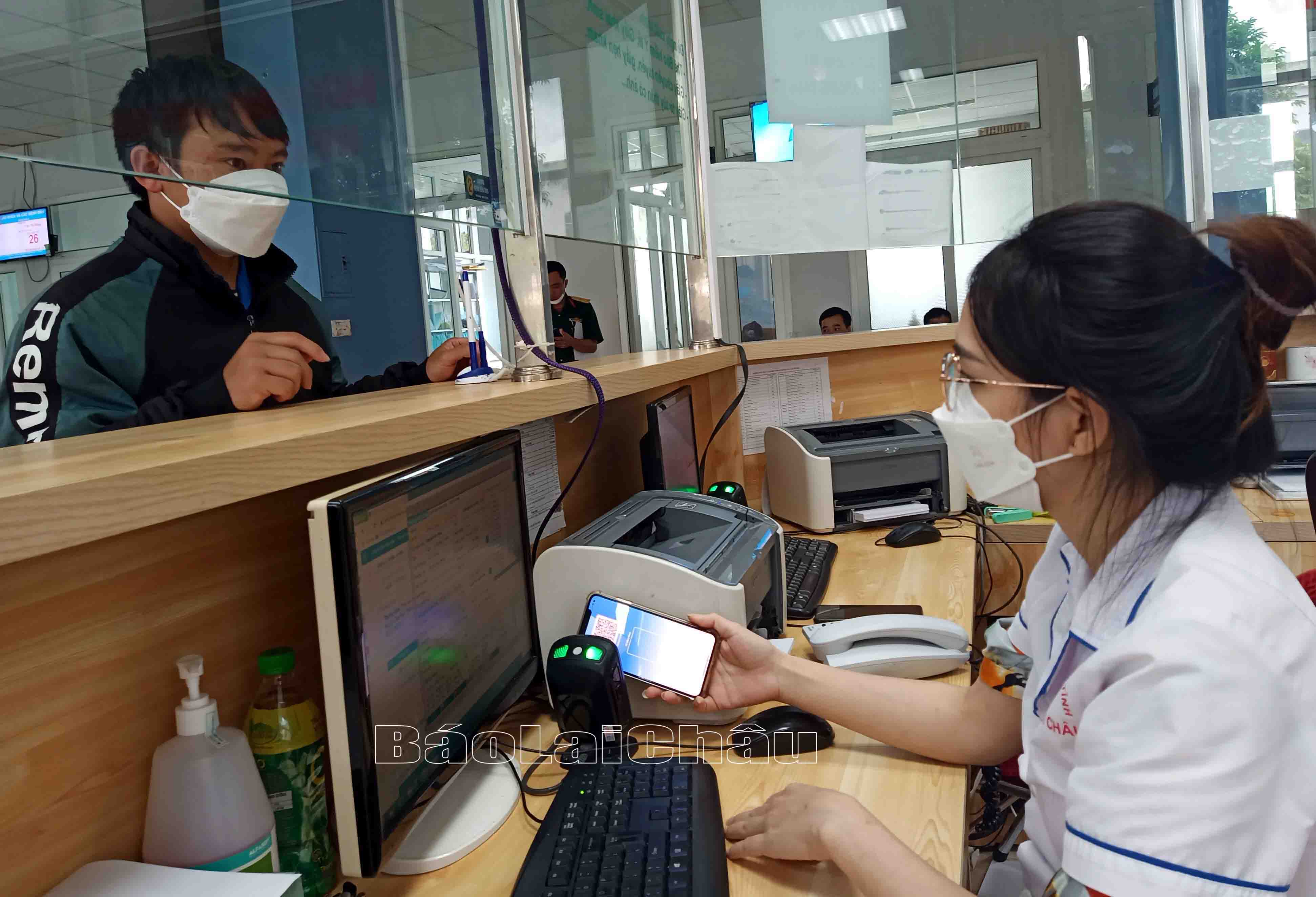 Người dân sử dụng ứng dụng VssID khám bệnh tại Bệnh viện Đa khoa tỉnh.