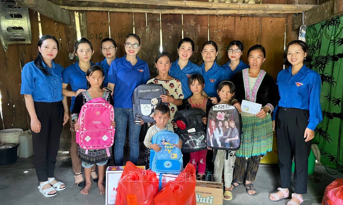 Chi đoàn Báo Lai Châu tặng qùa cho gia đình chị Giàng Thị Sú ở bản Phan Chu Hoa, xã Nùng Nàng (huyện Tam Đường).                