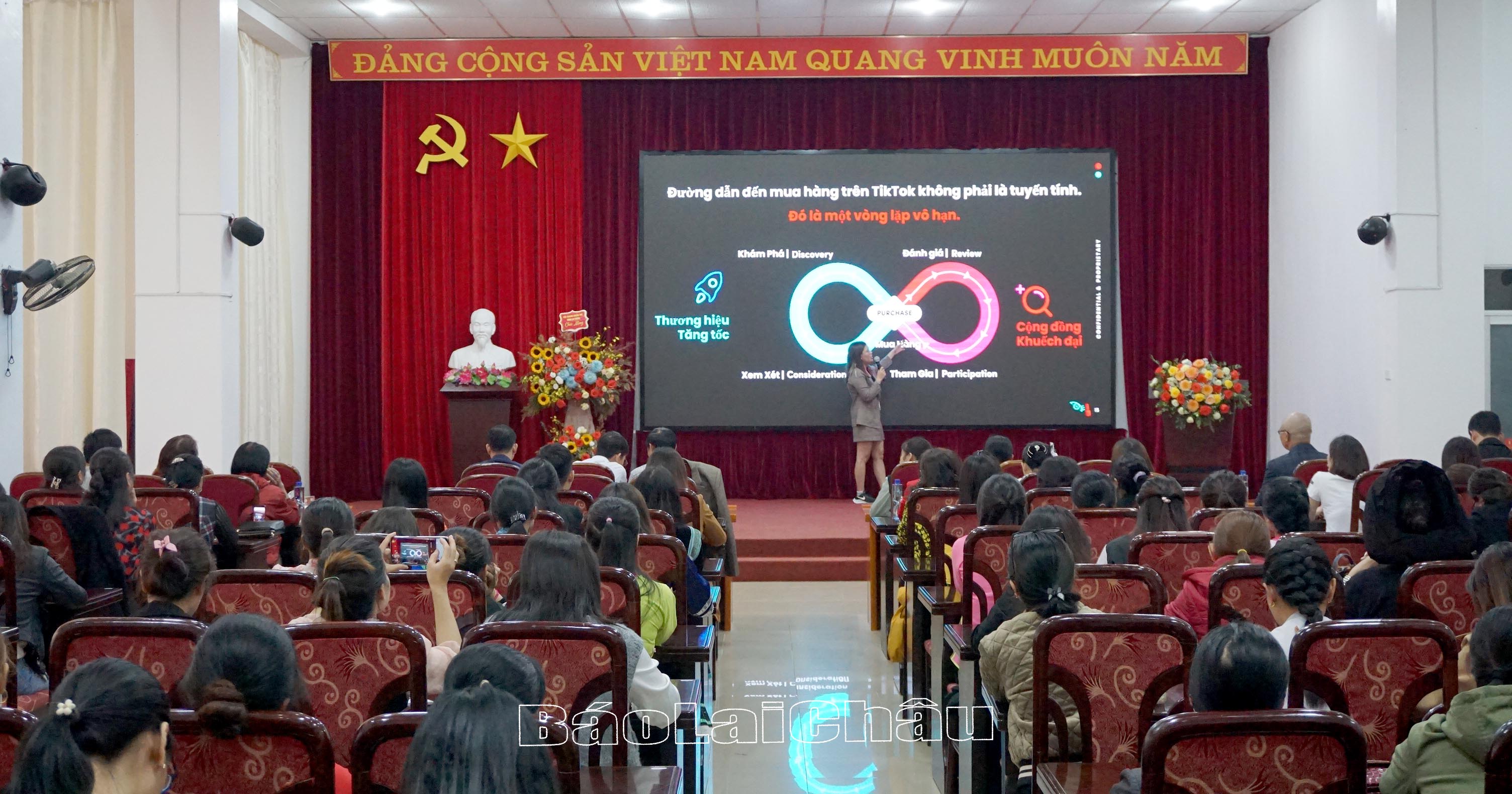 Đại diện Tiktok Việt Nam giới thiệu nền tảng mạng.