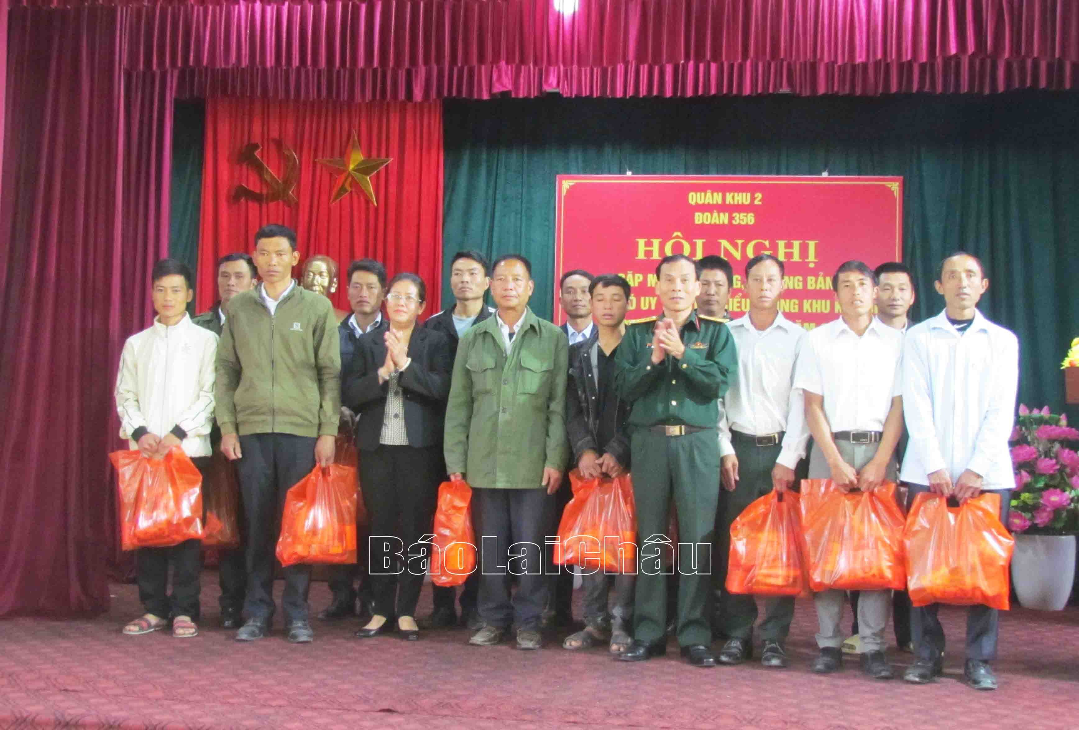 Lãnh đạo Đoàn Kinh tế - Quốc phòng 356 và Ban Tuyên giáo Huyện ủy Phong Thổ tặng quà cho các già làng, trưởng bản, người có uy tín.