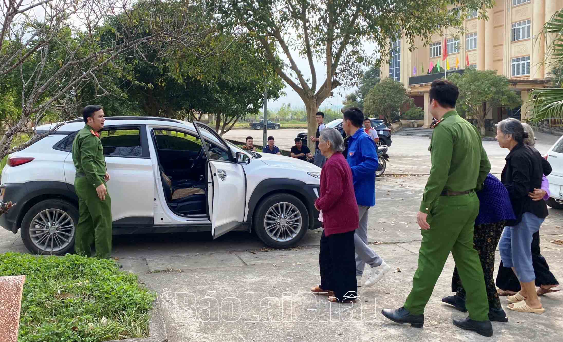 Lực lượng công an thị trấn Tân Uyên đón người cao tuổi về trụ sở Công an huyện Tân Uyên làm căn cước công dân.