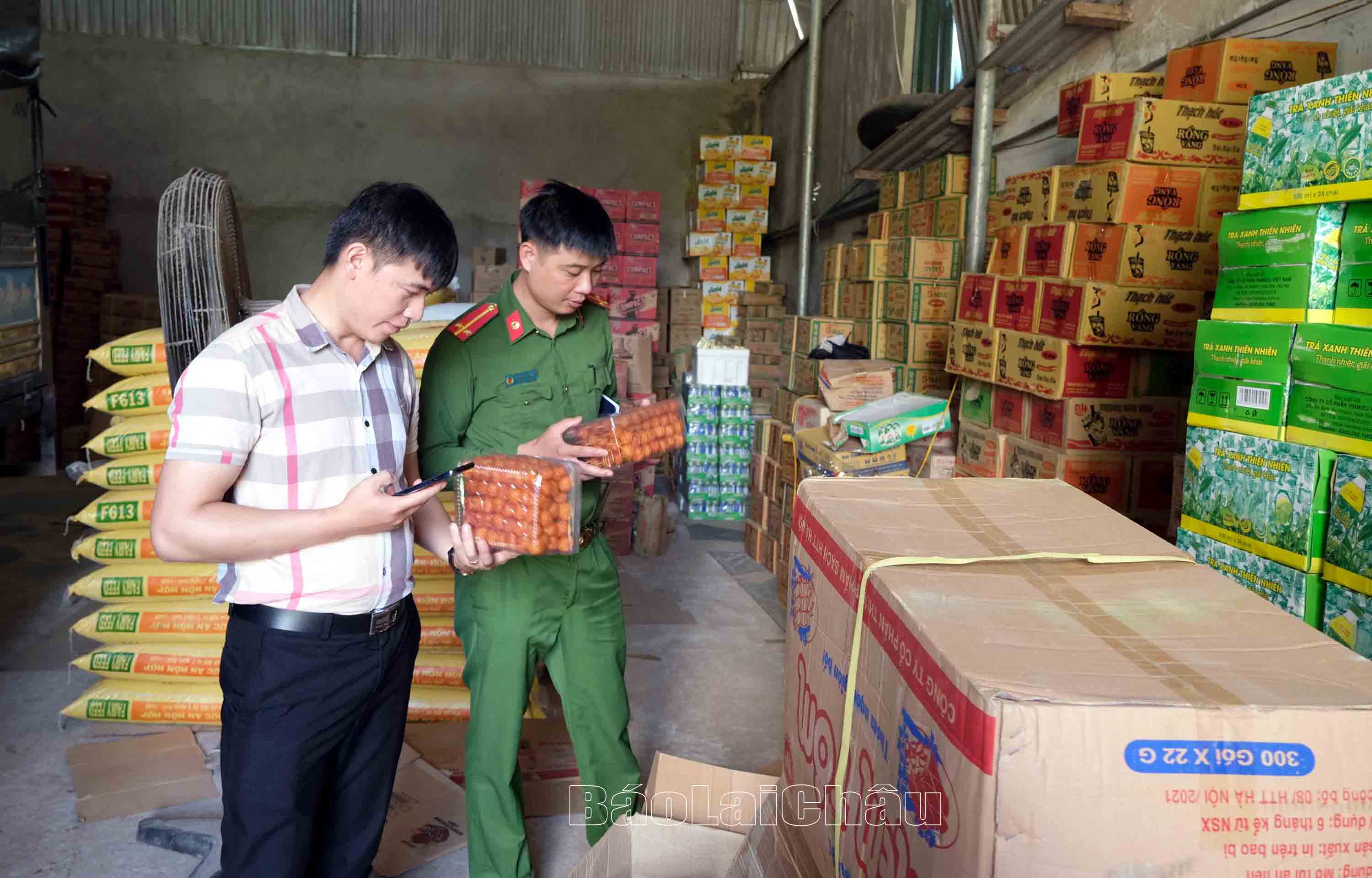 Đoàn liên ngành kiểm tra vệ sinh an toàn thực phẩm kiểm tra tại cửa hàng bán thực phẩm xã Lùng Thàng (huyện Sìn Hồ).