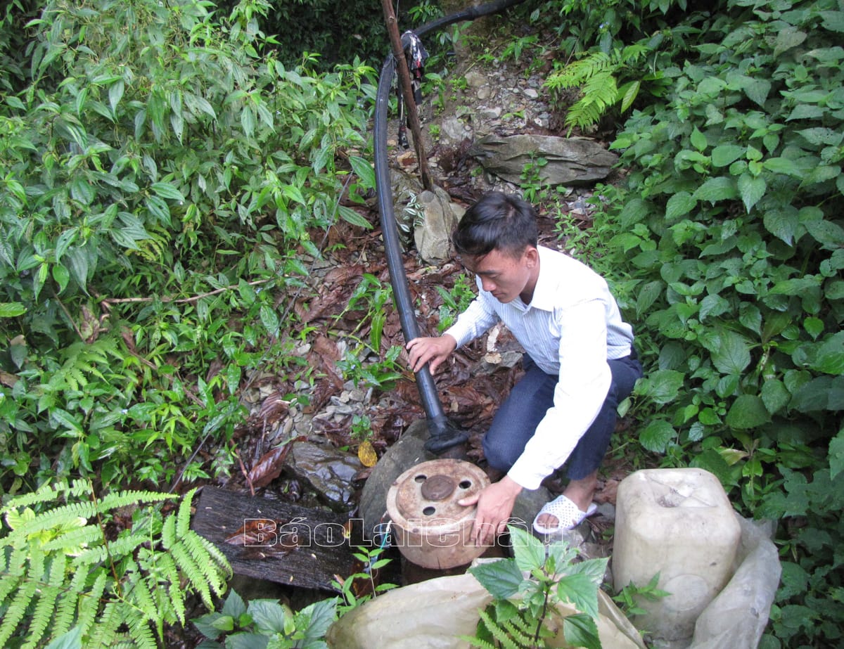 Để có điện sử dụng, người dân bản Nậm Vản (xã Nậm Ban, huyện Nậm Nhùn) phải mua máy phát điện chạy bằng sức nước.