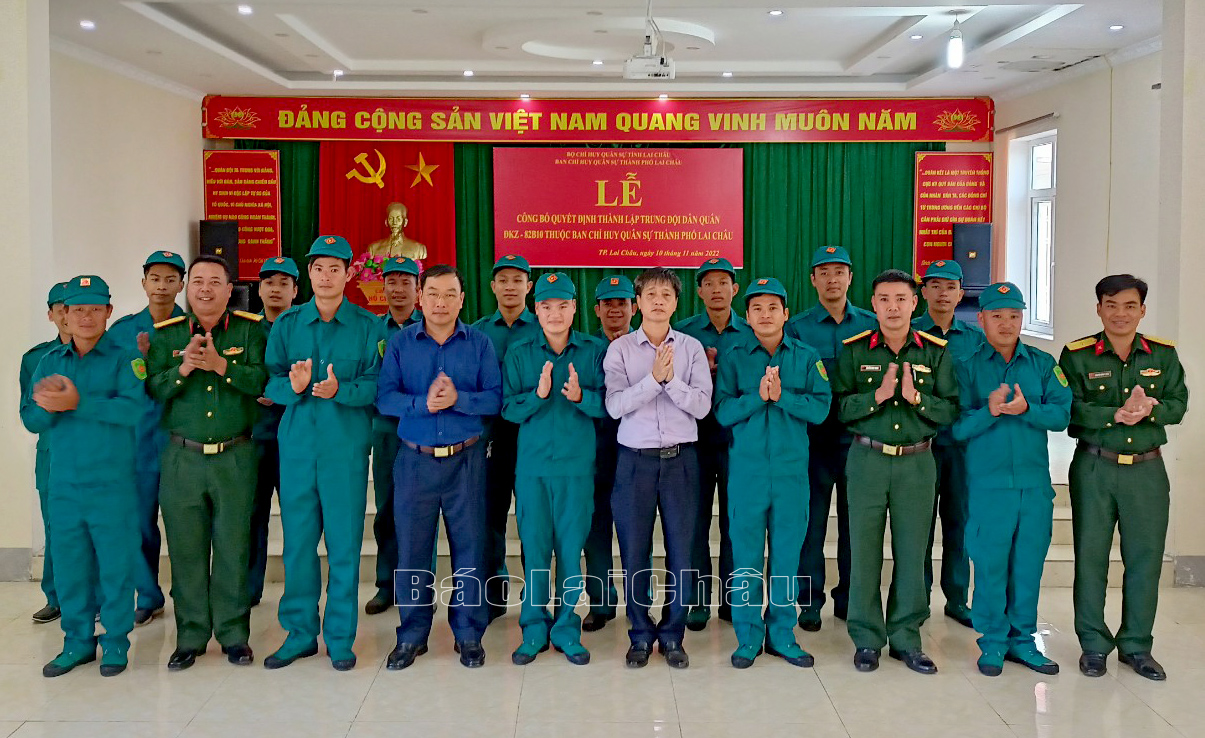 Các đồng chí lãnh đạo Thành uỷ, UBND, Ban CHQS thành phố Lai Châu chúc mừng Trung đội Dân quân ĐKZ-82B10 ra mắt. 