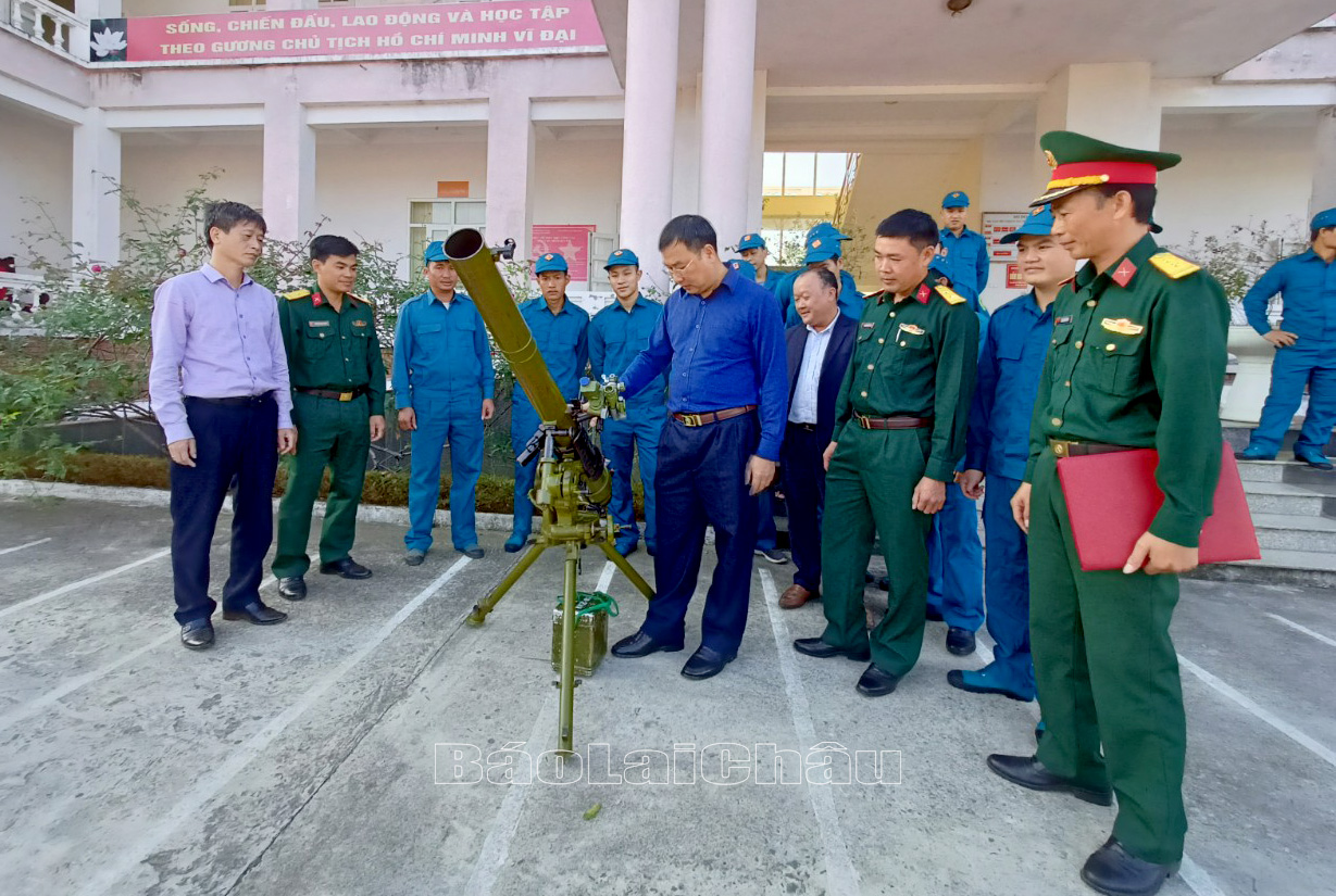 Các đồng chí lãnh đạo Thành uỷ, UBND, Ban CHQS thành phố Lai Châu cùng cán bộ chiến sĩ Trung đội Dân quân ĐKZ-82B10 tham quan súng pháo ĐKZ-82B10. 