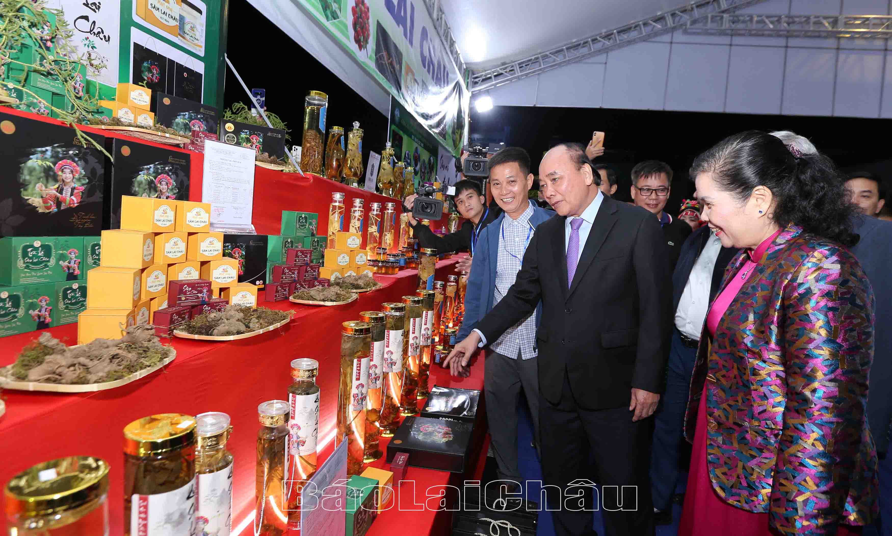 Chủ tịch nước Nguyễn Xuân Phúc, Bí thư Tỉnh ủy Giàng Páo Mỷ và các đại biểu tham quan gian hàng sâm tại Hội chợ Sâm Lai Châu năm 2022.