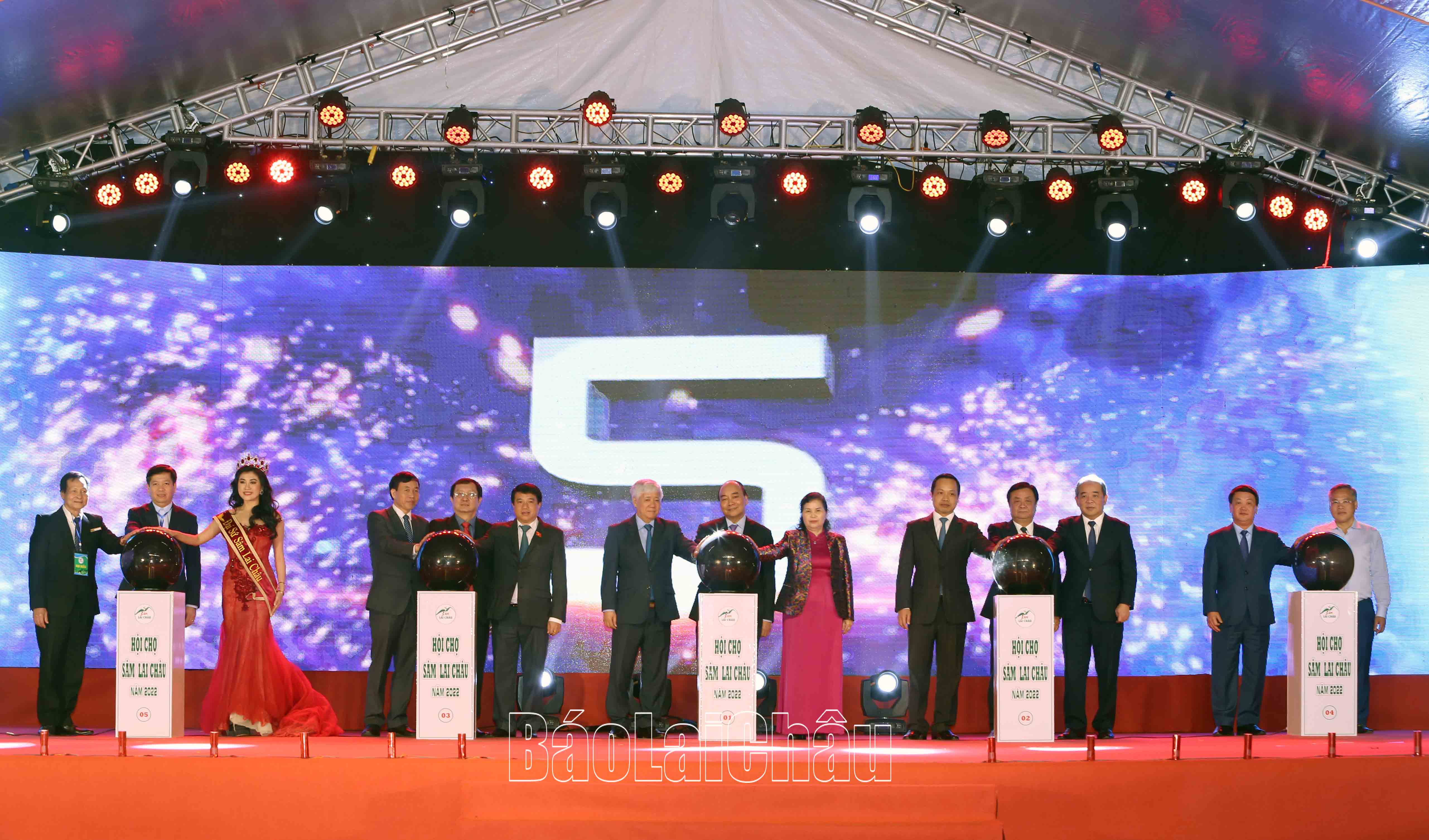 Các đại biểu ấn nút khởi động các hoạt động của Hội chợ Sâm Lai Châu năm 2022. 