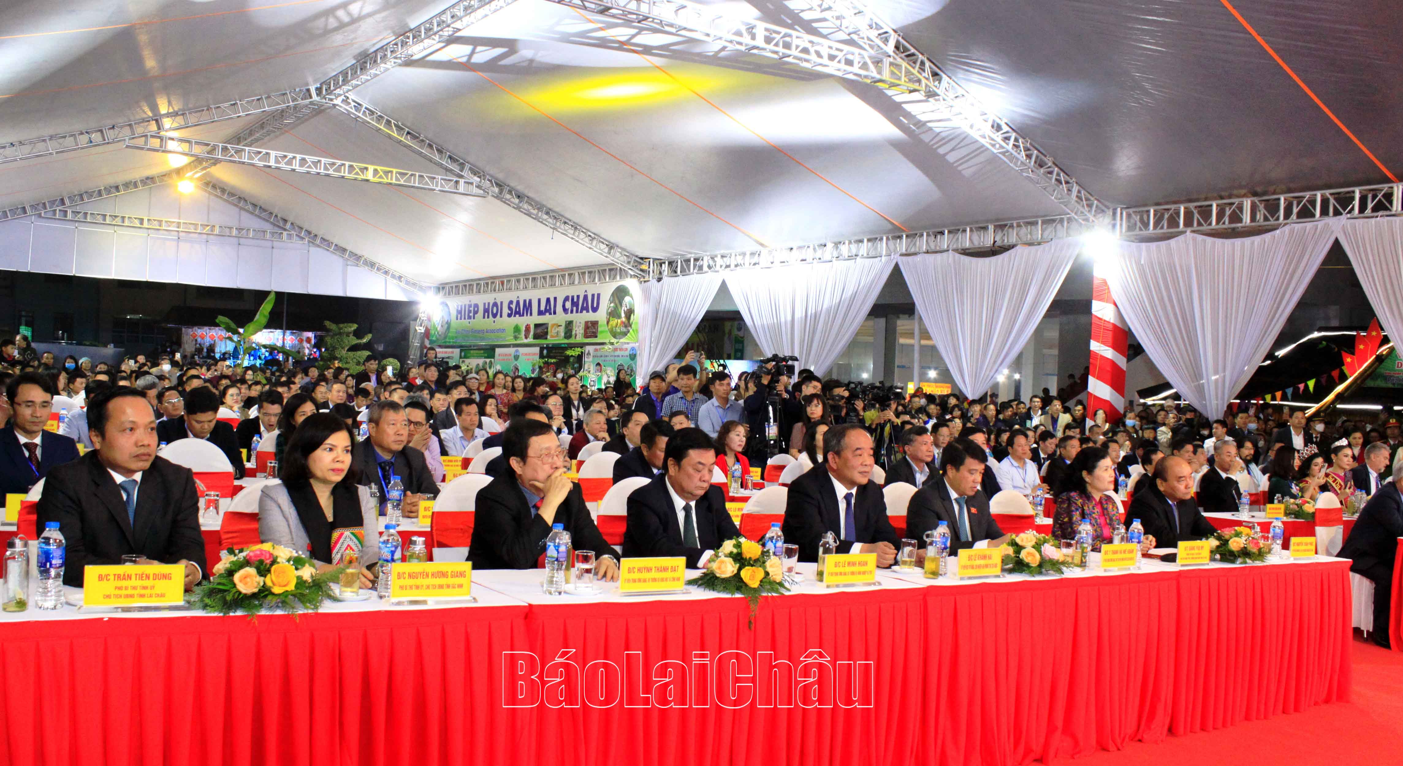 Các đại biểu khách quý dự Lễ khai mạc Hội chợ Sâm Lai Châu năm 2022.