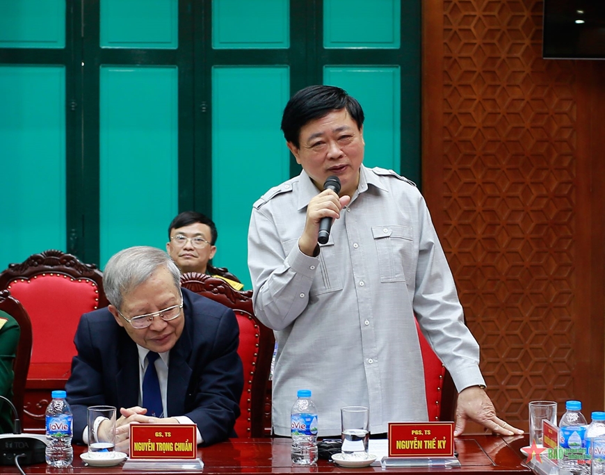 PGS, TS Nguyễn Thế Kỷ, Chủ tịch Hội đồng Lý luận, phê bình Văn học nghệ thuật Trung ương phát biểu tại buổi gặp mặt. 