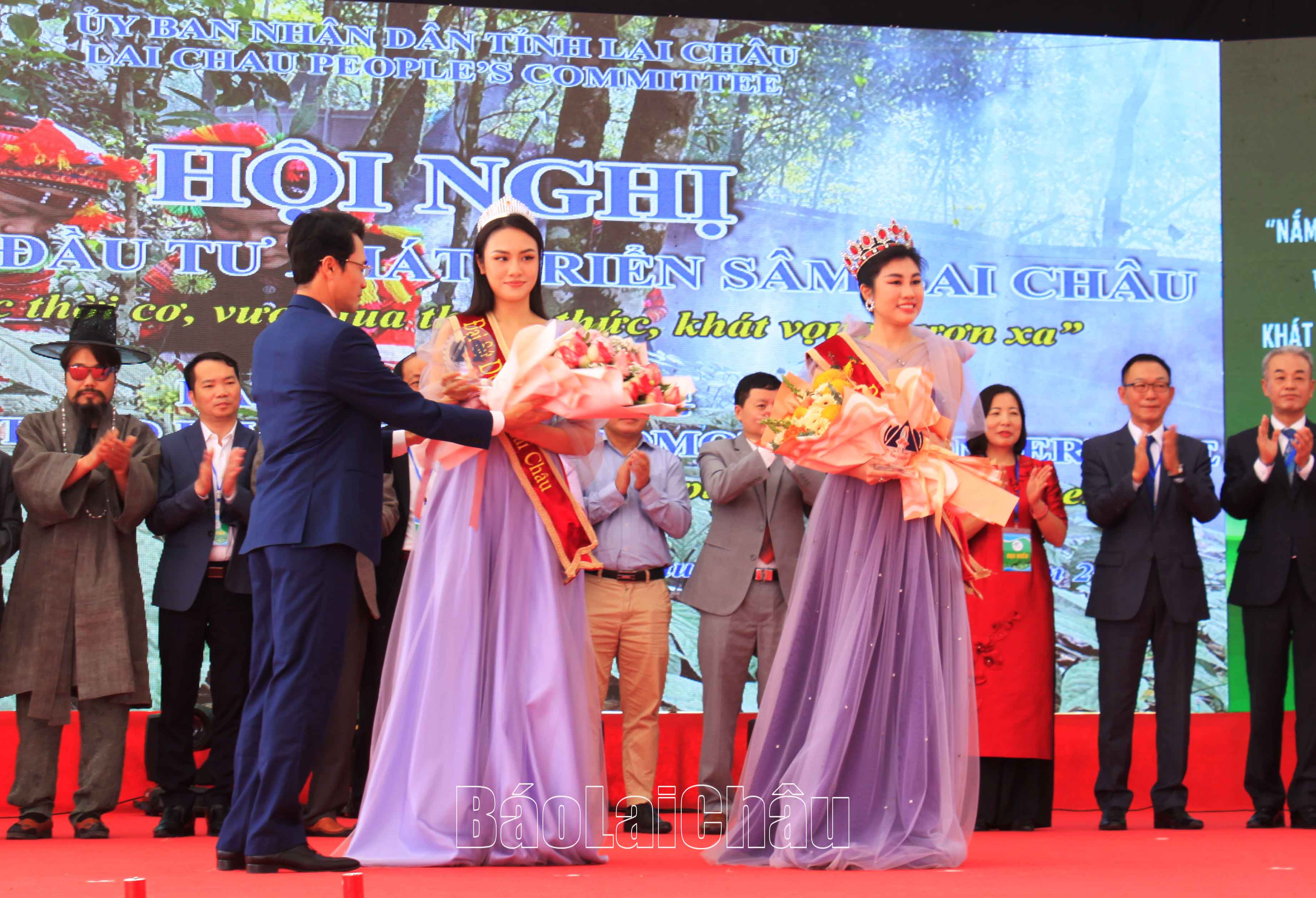 Đồng chí Hà Trọng Hải - Phó Chủ tịch UBND tỉnh trao danh hiệu đại sứ thương hiệu Sâm Lai Châu, đại sứ thương hiệu Du lịch Lai Châu cho các hoa hậu, á hậu.