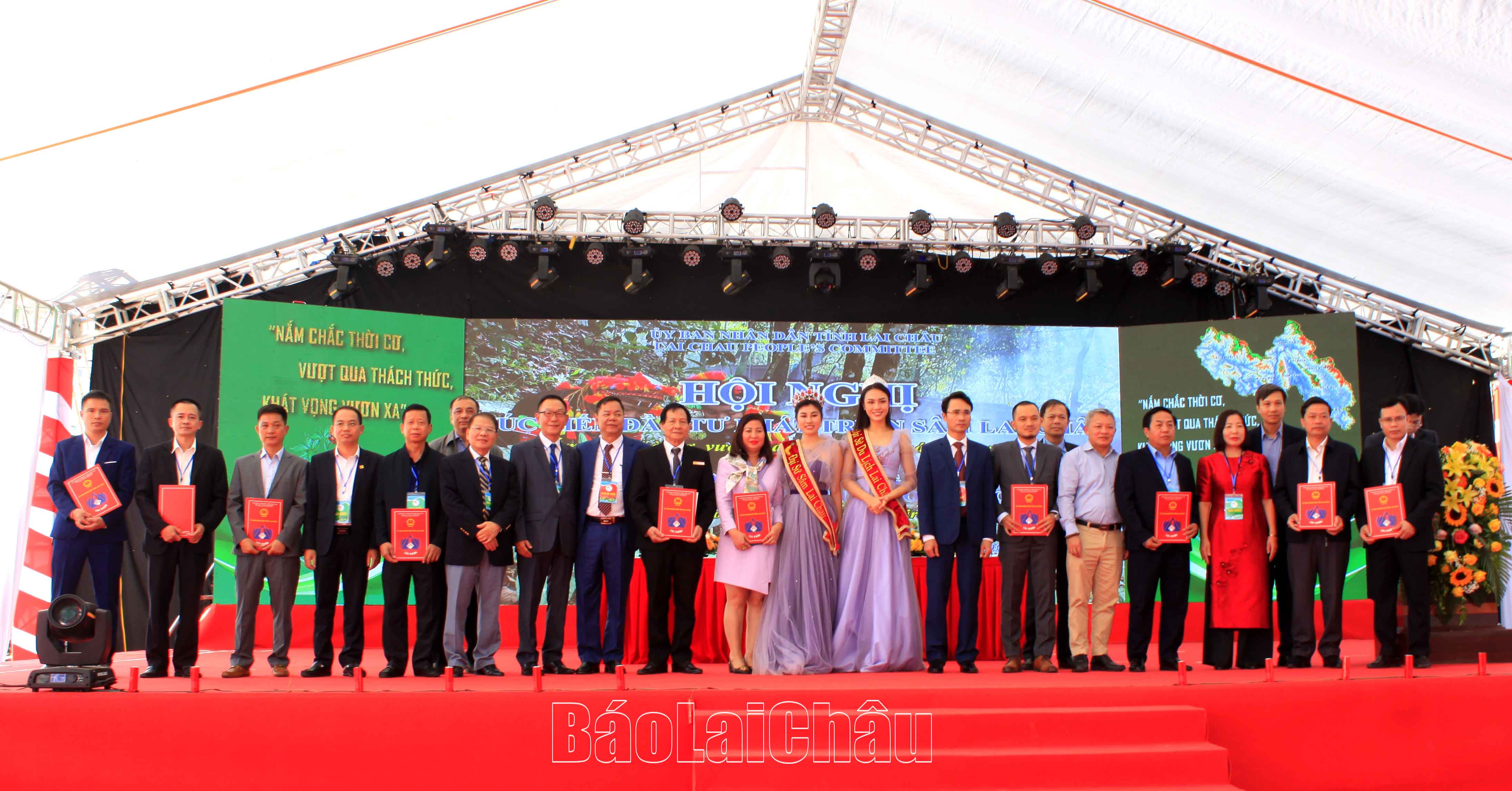 Các đại sứ Sâm Lai Châu, đại sứ Du lịch và các doanh nghiệp cam kết đầu tư tại Lai Châu chụp ảnh lưu niệm cùng các đại biểu tỉnh Lai Châu.
