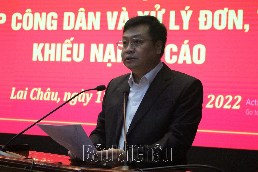 Đồng chí Lê Thanh Hải-Giám đốc Sở tư pháp, Phó chủ tịch Hội đồng phối hợp phổ biến, giáo dục pháp luật tỉnh phát biểu tại hội nghị.