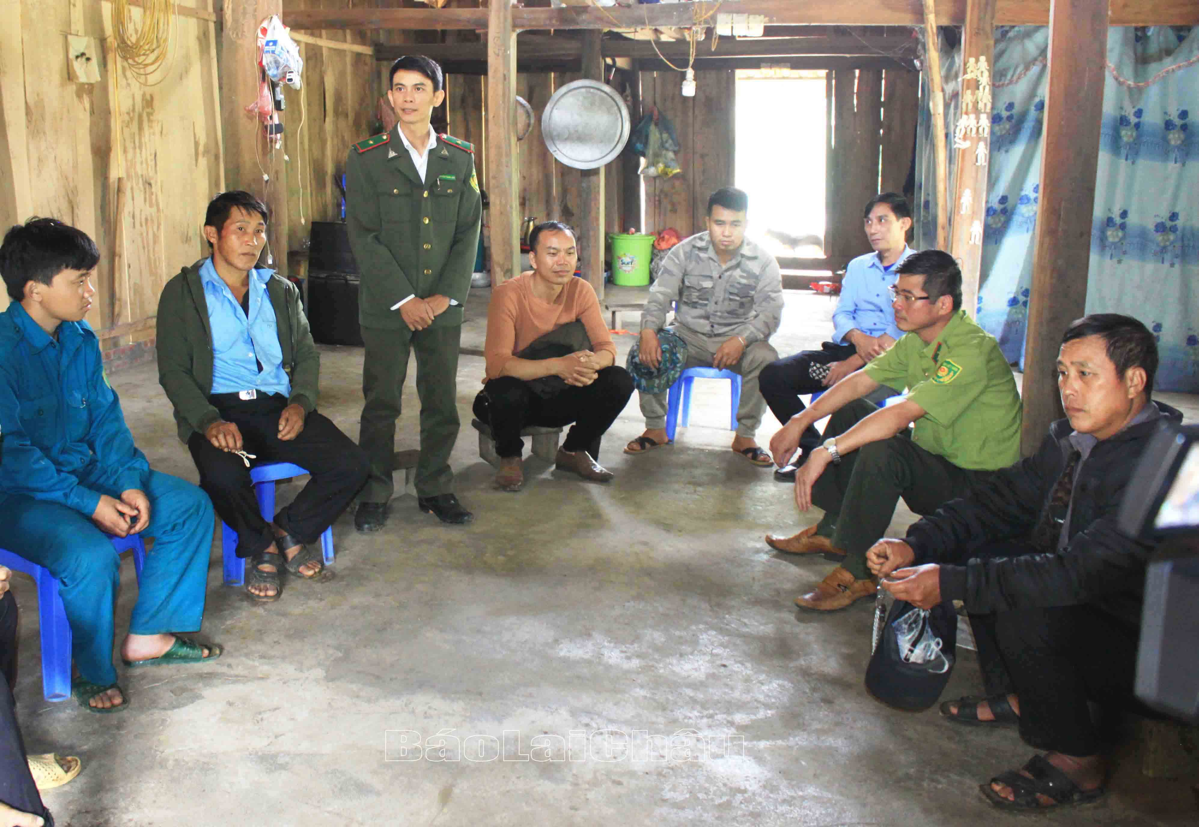 Anh Nguyễn Thành Luân tuyên truyền Nhân dân bản Trung Tâm (xã Hố Mít) nâng cao ý thức bảo vệ rừng.