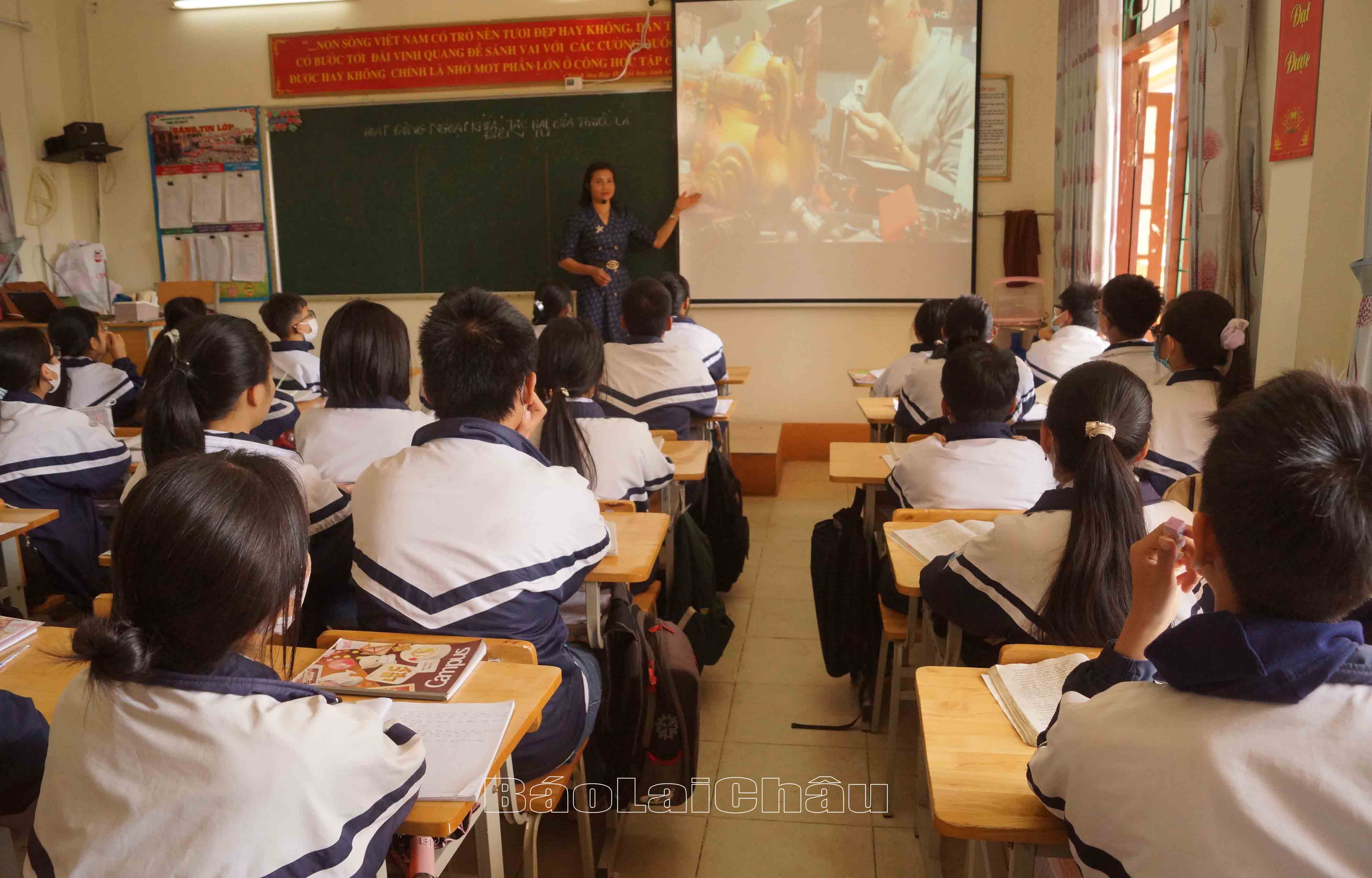 Một buổi học về tác hại thuốc lá điện tử của học sinh Trường THCS Đoàn Kết (thành phố Lai Châu).