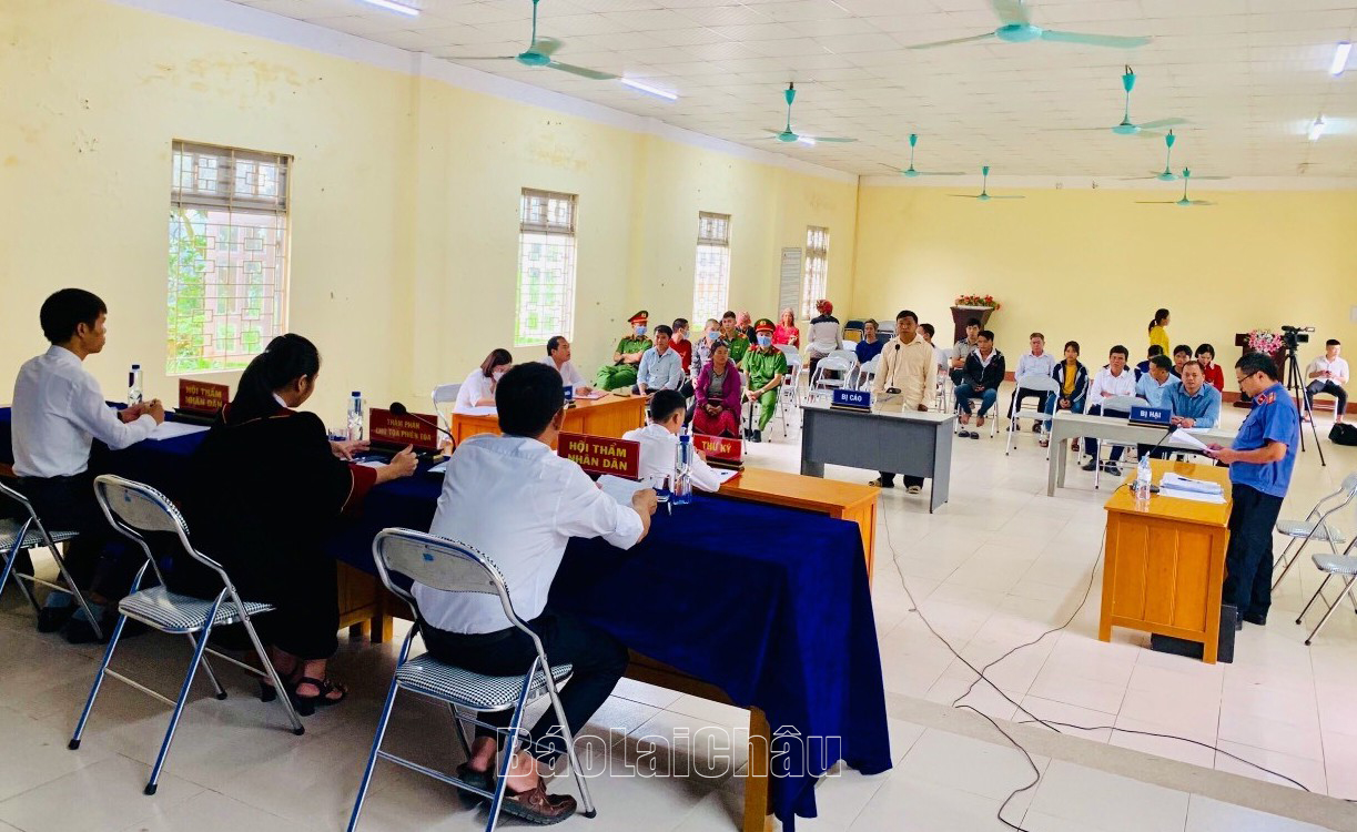 Phiên tòa xét xử lưu động do TAND huyện tổ chức tại xã Phúc Khoa có nhiều người dân đến theo dõi. 
