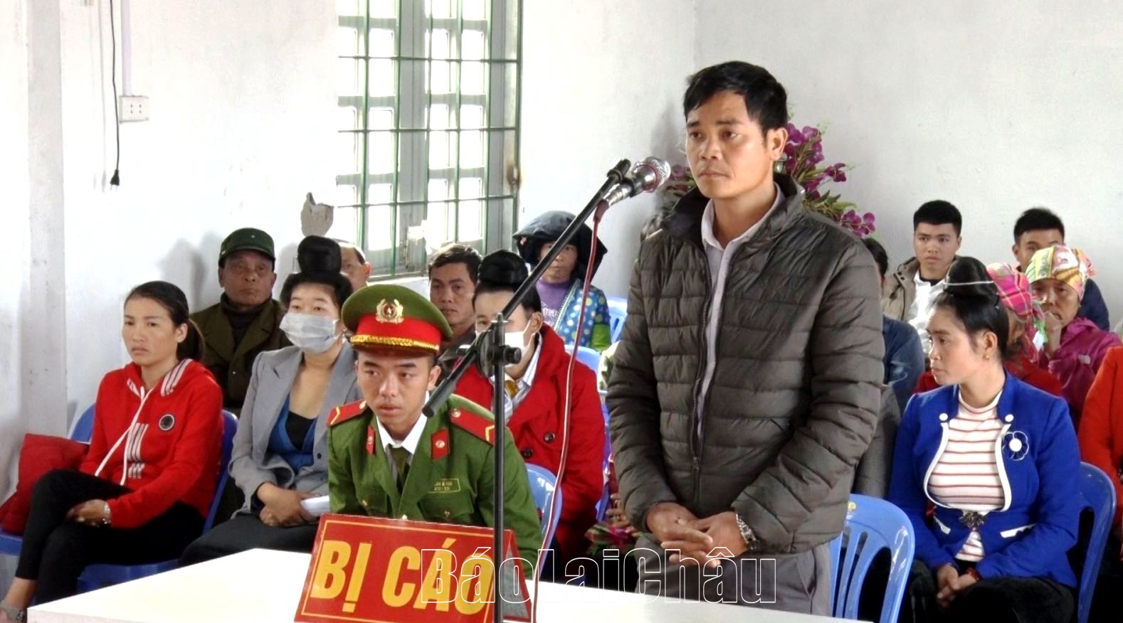Thu Trang Bị cáo  Lò Văn Chú bị tuyên phạt 12 tháng tù giam về tội tàng trữ trái phép chất độc tại phiên tòa XXLĐ tại xã Pắc Ta.