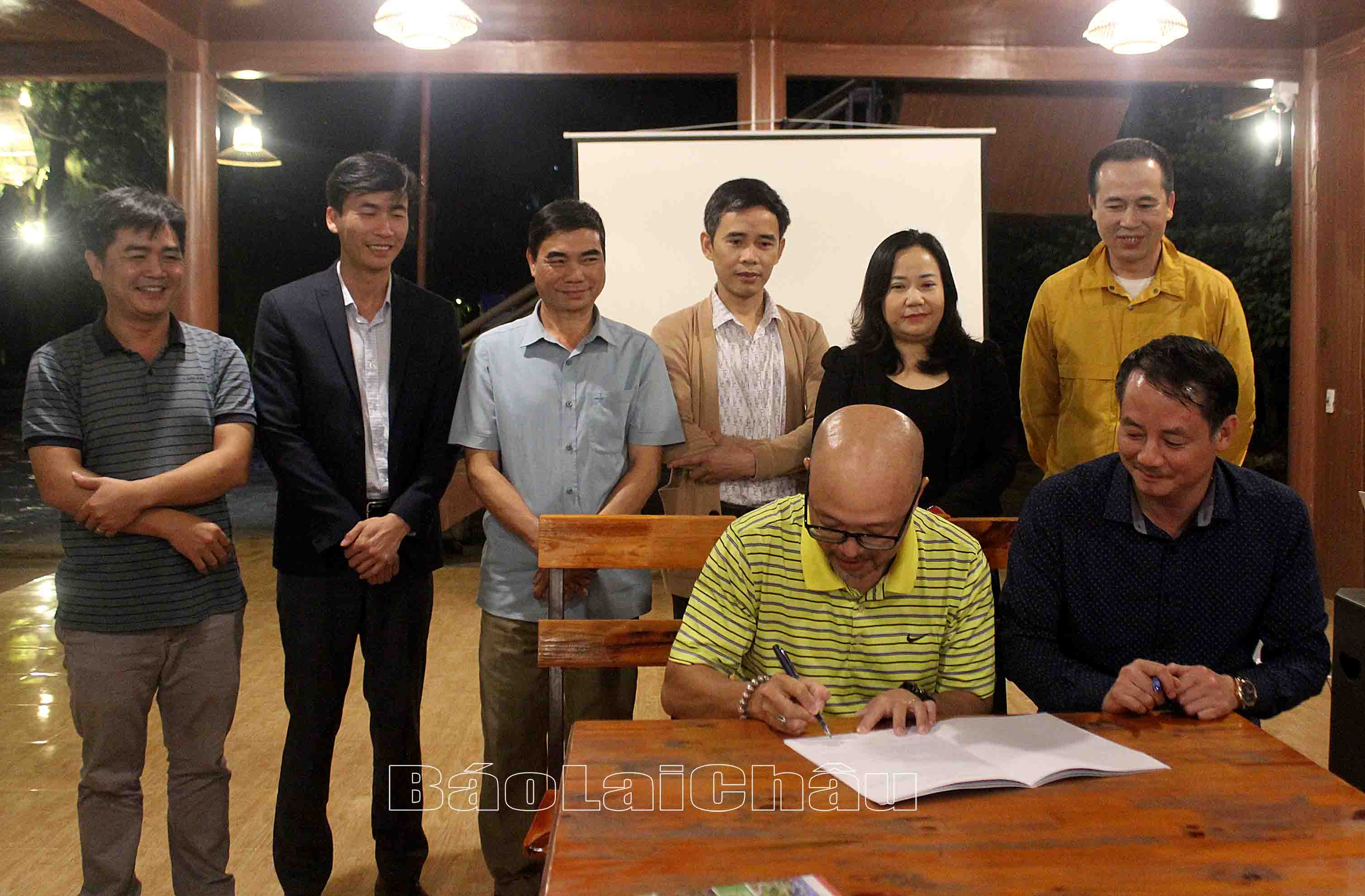 Đại diện lãnh đạo huyện Tam Đường ký kết biên bản hợp tác với các Công ty Lantours (Hà Nội).