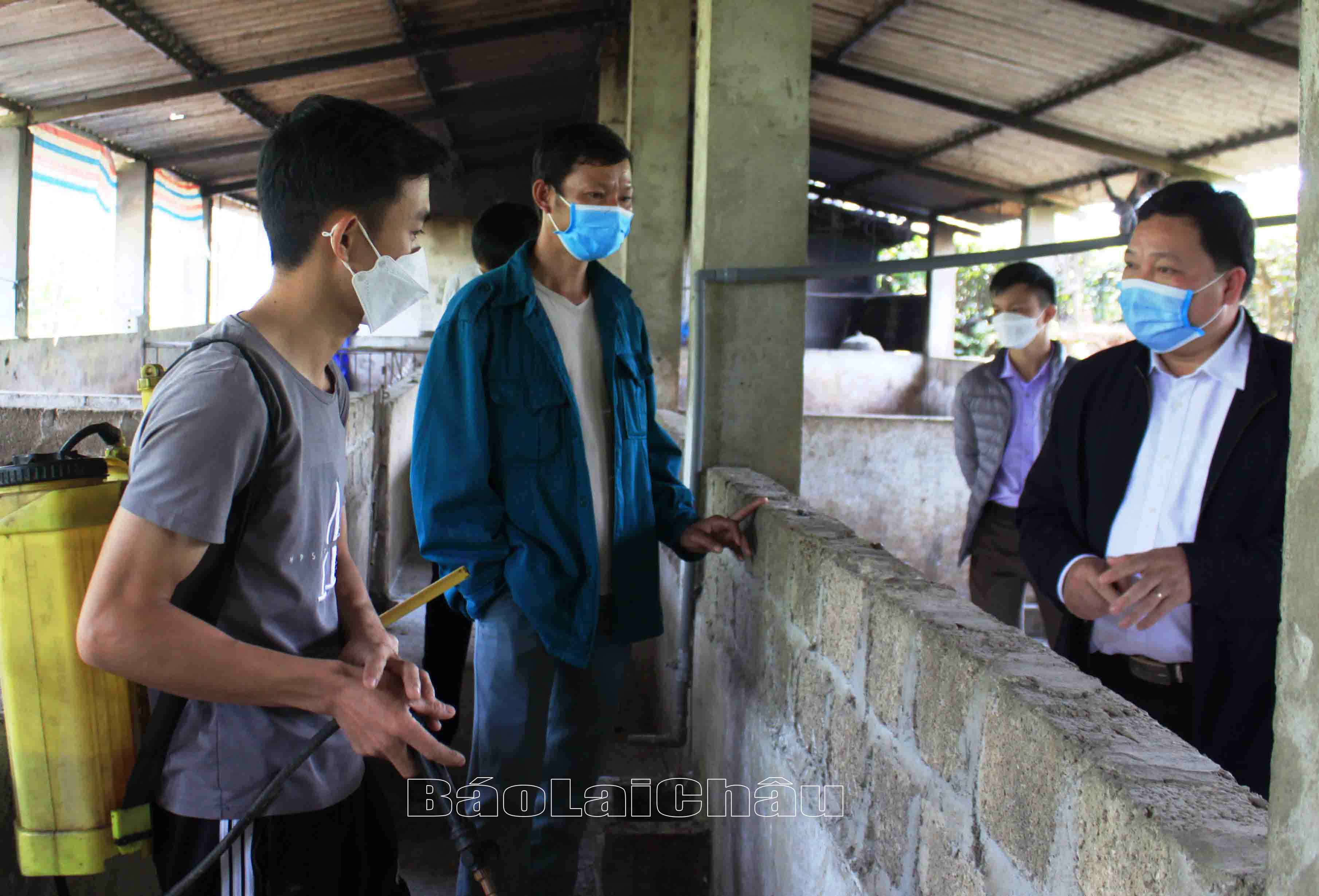 Lãnh đạo Trung tâm Dịch vụ nông nghiệp huyện Tân Uyên tuyên truyền các hộ chăn nuôi ở bản Nà Bảo (xã Thân Thuộc) thực hiện tiêm vắc-xin phòng bệnh cho đàn vật nuôi. 