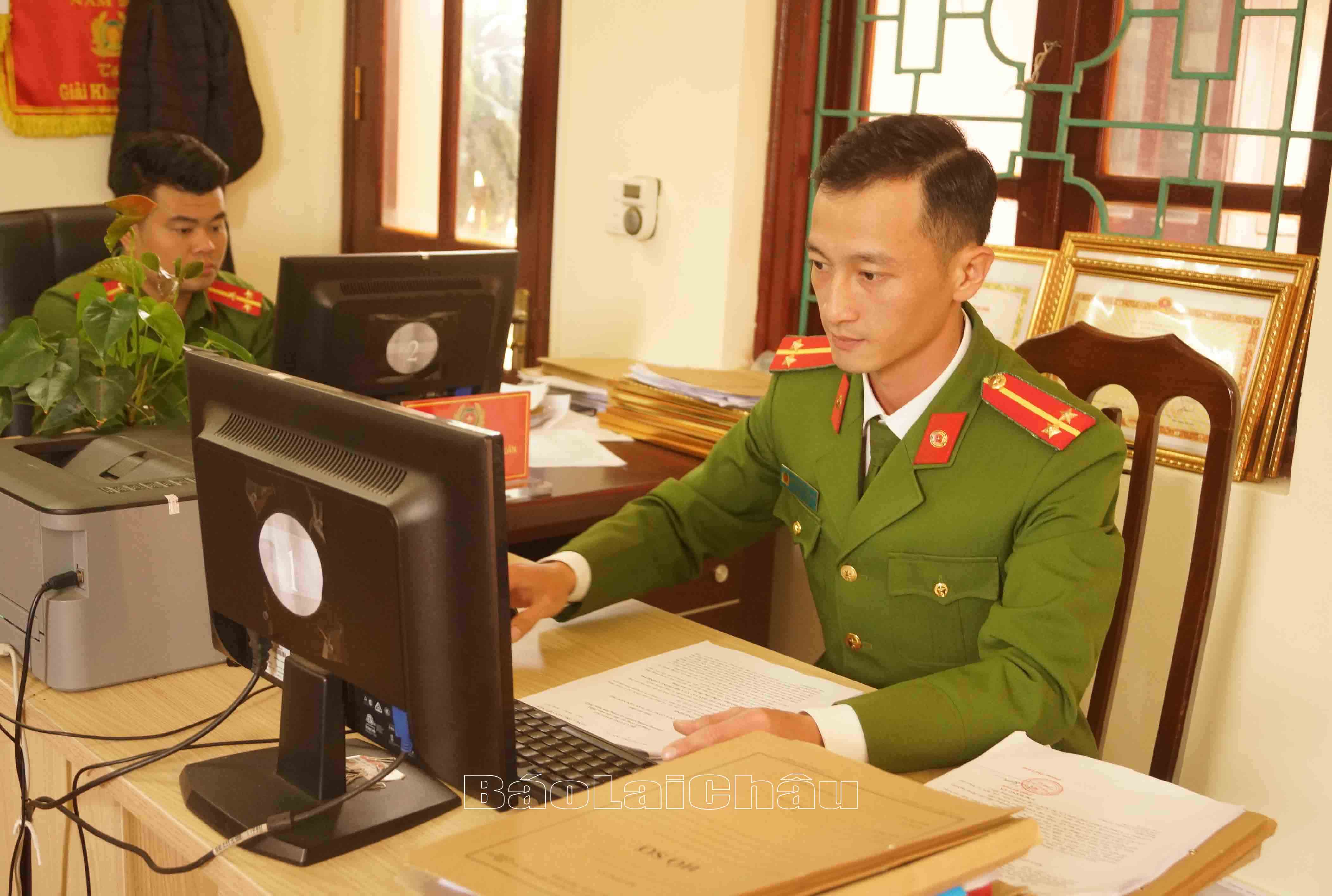 Trung uý Nguyễn Thanh Lâm luôn chủ động nghiên cứu tài liệu.