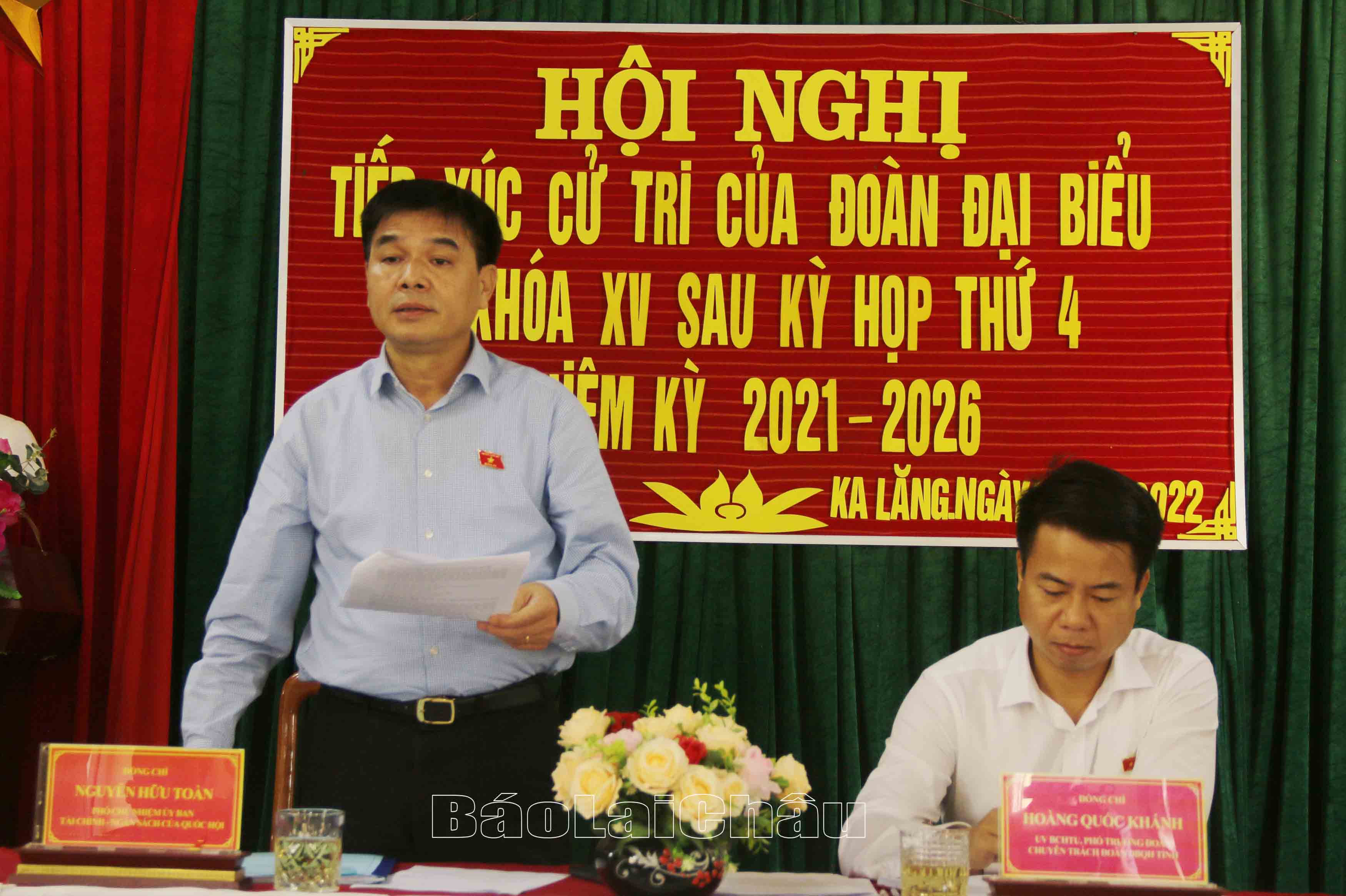 Đồng chí Nguyễn Hữu Toàn - Phó Chủ nhiệm Ủy ban Tài chính - Ngân sách Quốc hội phát biểu tại buổi tiếp xúc.