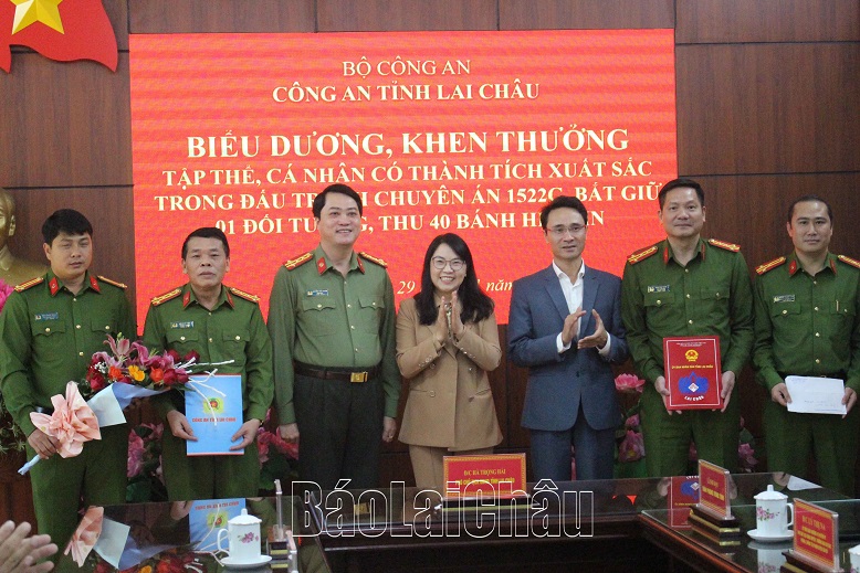 Đồng chí Hà Trọng Hải-Tỉnh ủy viên, Phó chủ tịch UBND tỉnh khen thưởng cho các tập thể xuất sắc trong đấu tranh chuyên án.