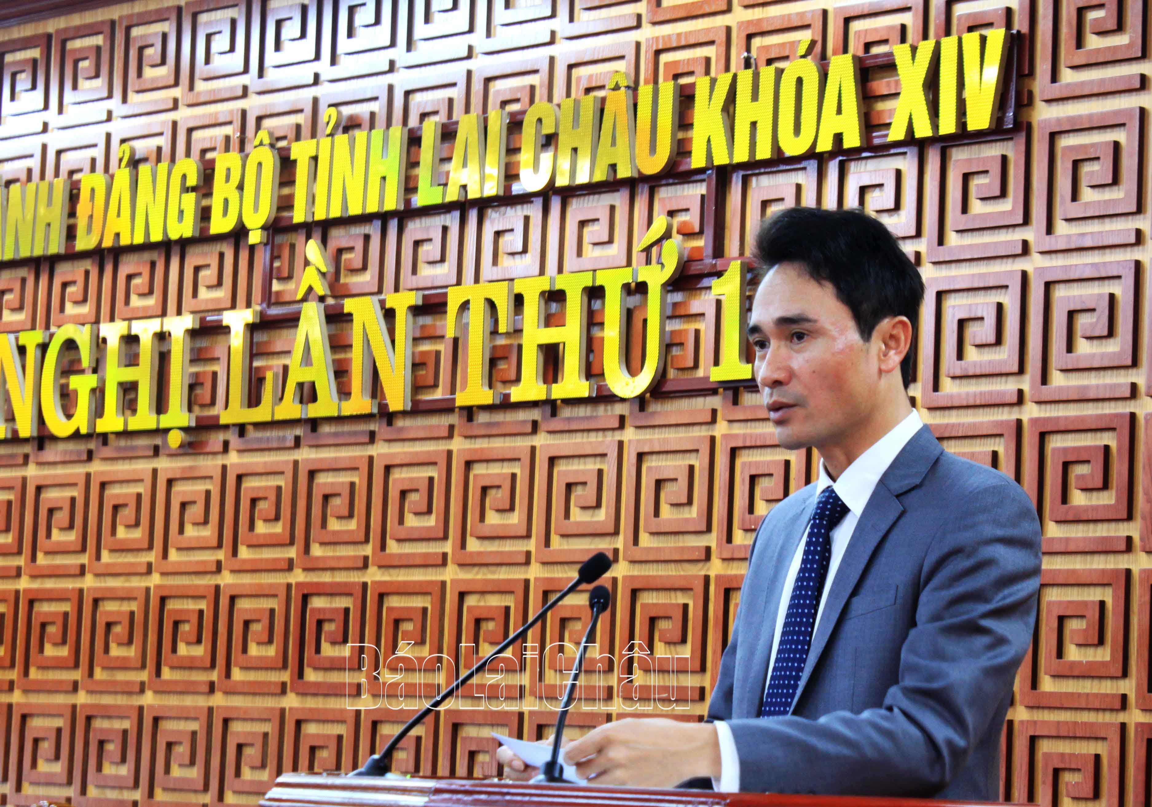 Đồng chí Hà Trọng Hải - Phó Chủ tịch UBND tỉnh báo cáo tình hình hình thực hiện kế hoạch phát triển KT-XH, đảm bảo quốc phòng, an ninh năm 2022, kế hoạch năm 2023.