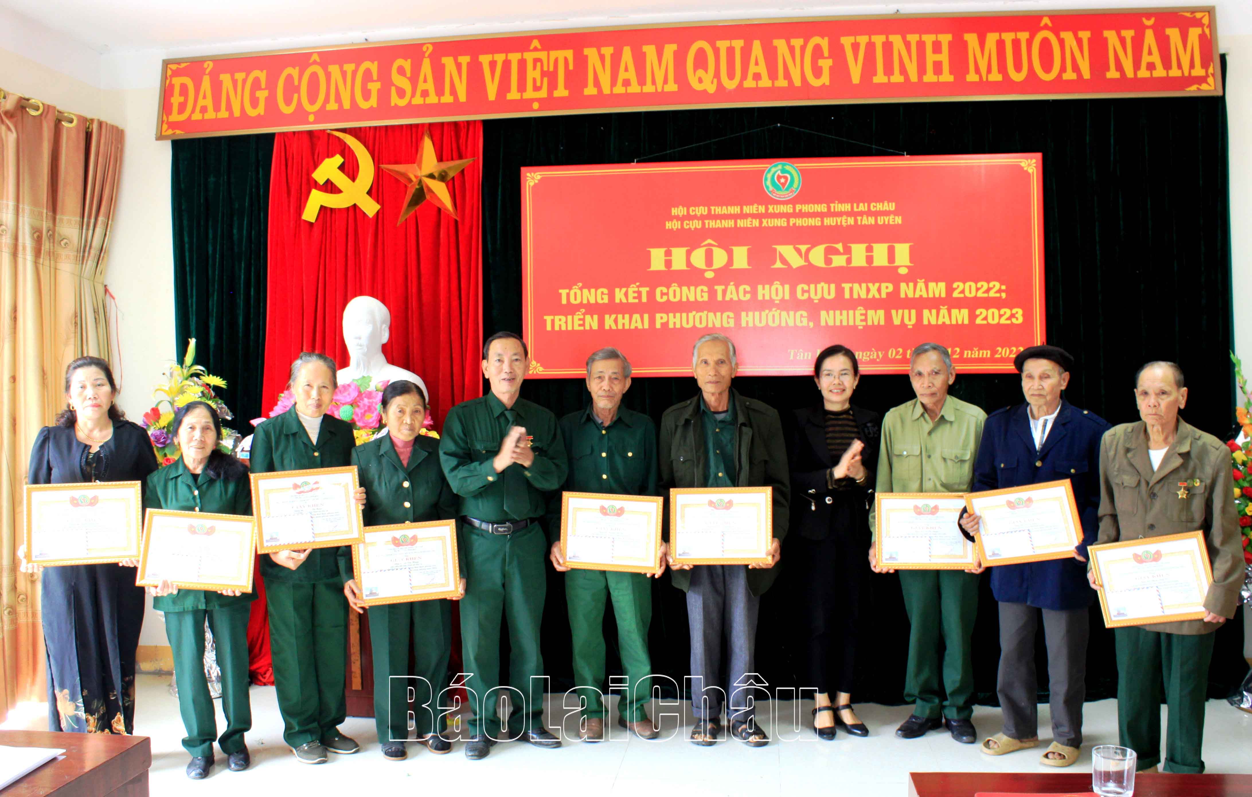 Lãnh đạo Thường trực Huyện ủy và Hội Cựu TNXP huyện Tân Uyên tặng giấy khen cho các cá nhân.