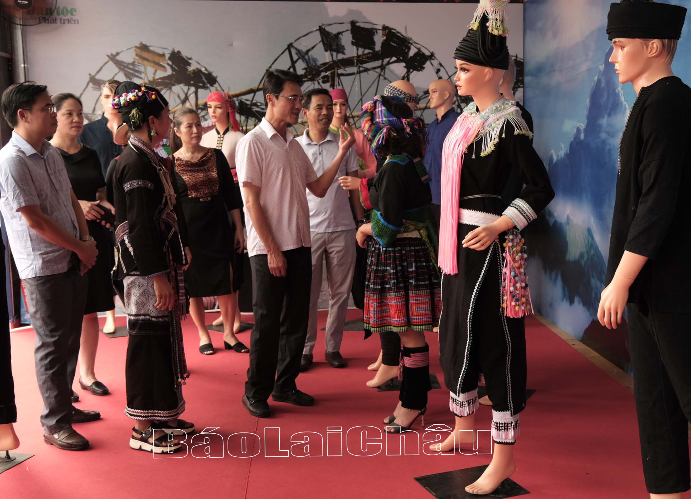 Đồng chí Hà Trọng Hải - Phó Chủ tịch UBND tỉnh và đại diện lãnh đạo một số sở, ngành tỉnh thăm, kiểm tra khu trưng bày không gian văn hóa trước giờ khai mạc.