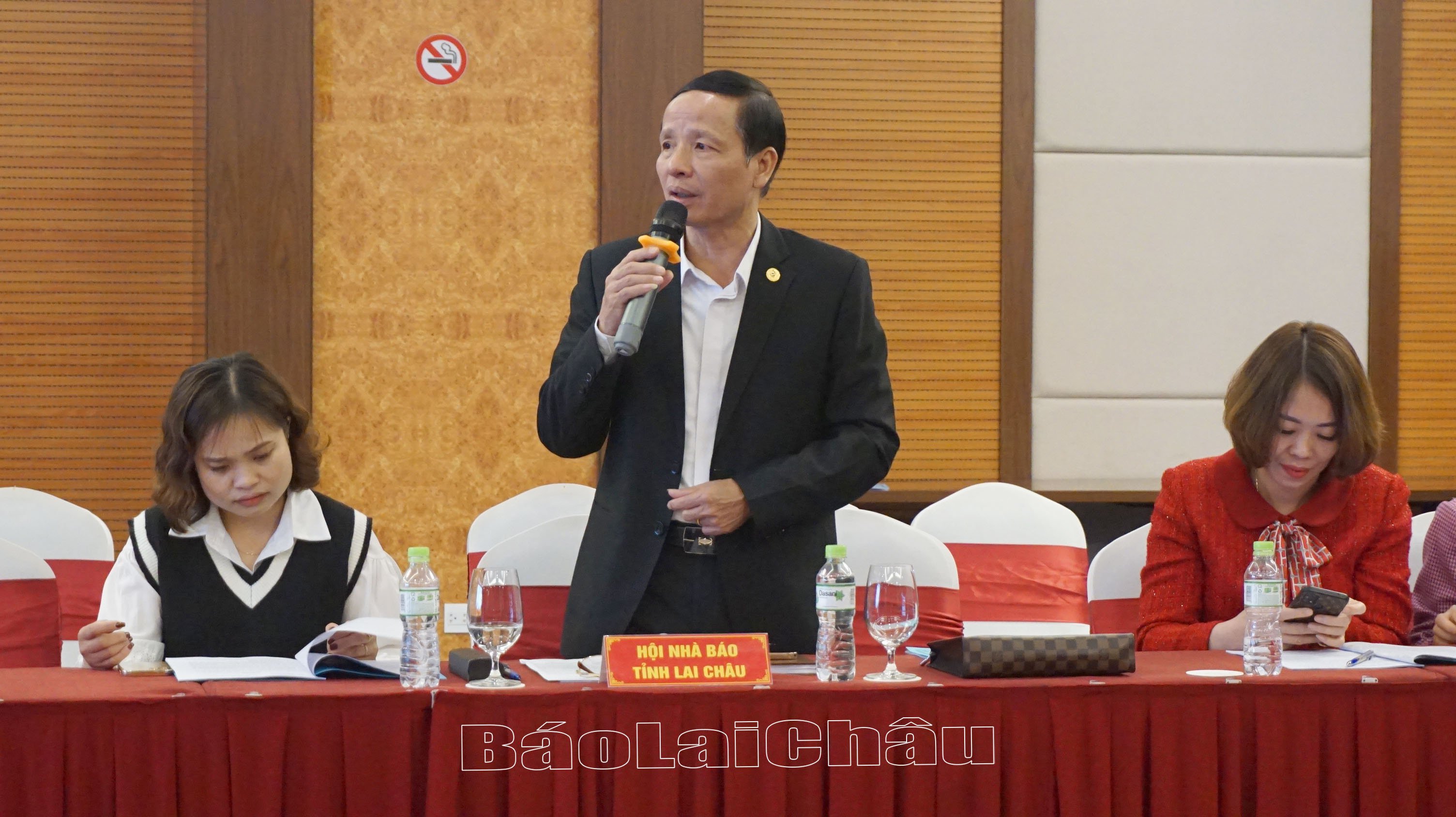 Đồng chí Nguyễn Viết Mạnh – Chủ tịch Hội Nhà báo, Tổng Biên tập Báo Lai Châu phát biểu thảo luận tại Hội nghị.