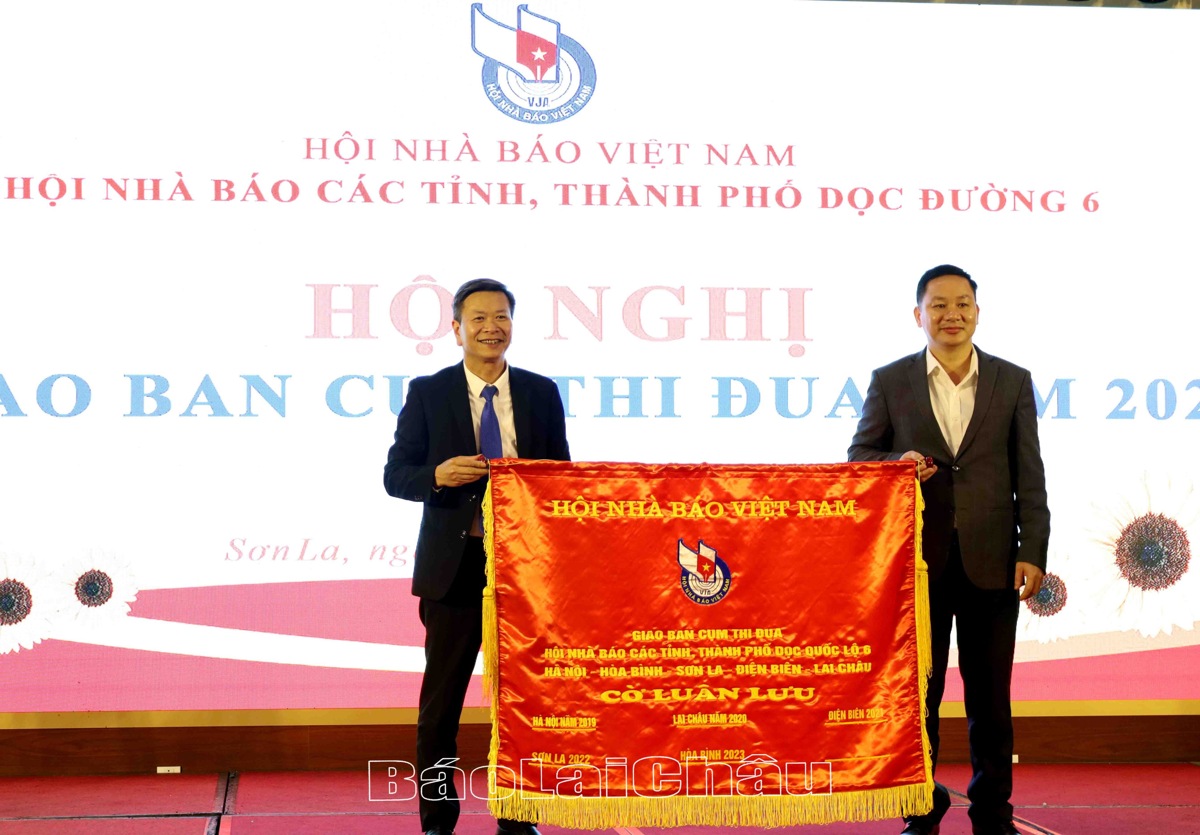 Lãnh đạo Hội Nhà báo tỉnh Sơn La trao Cờ Cụm trưởng Cụm thi đua cho Hội Nhà báo tỉnh Hòa Bình.