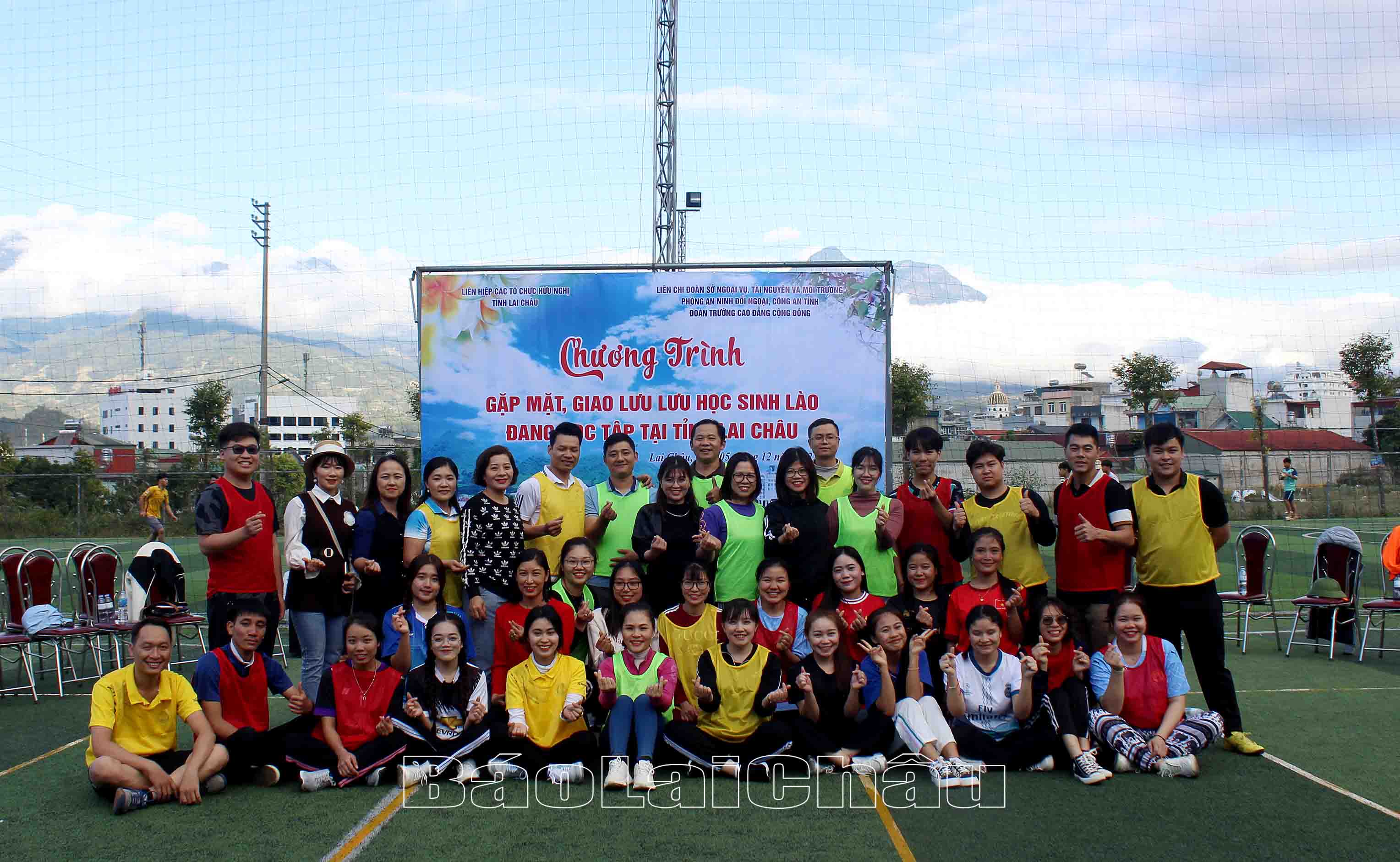 Lưu học sinh Lào cùng đoàn viên các Liên Chi đoàn chụp ảnh lưu niệm.