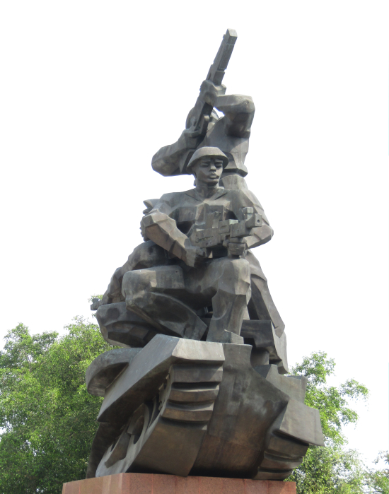 Tượng đài “Tiểu đội gang thép” tại Khu di tích lịch sử Chiến thắng Ấp Bắc. Ảnh: Anh Thư