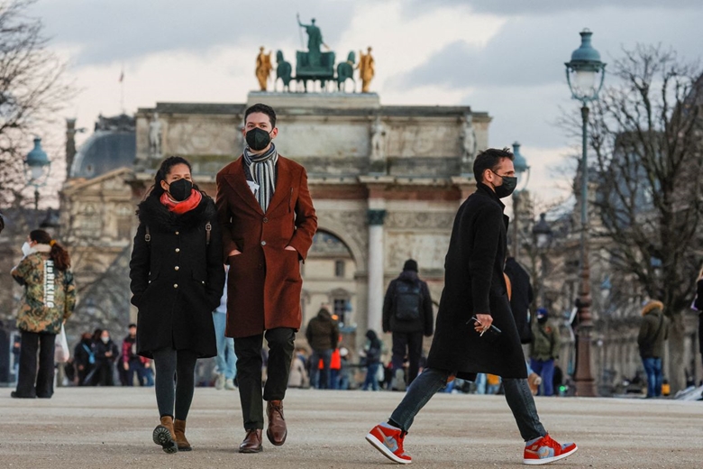  Người dân đeo khẩu trang khi đi lại trên đường phố  ở Paris, Pháp  vào tháng 1/2022 (Ảnh: Reuters)