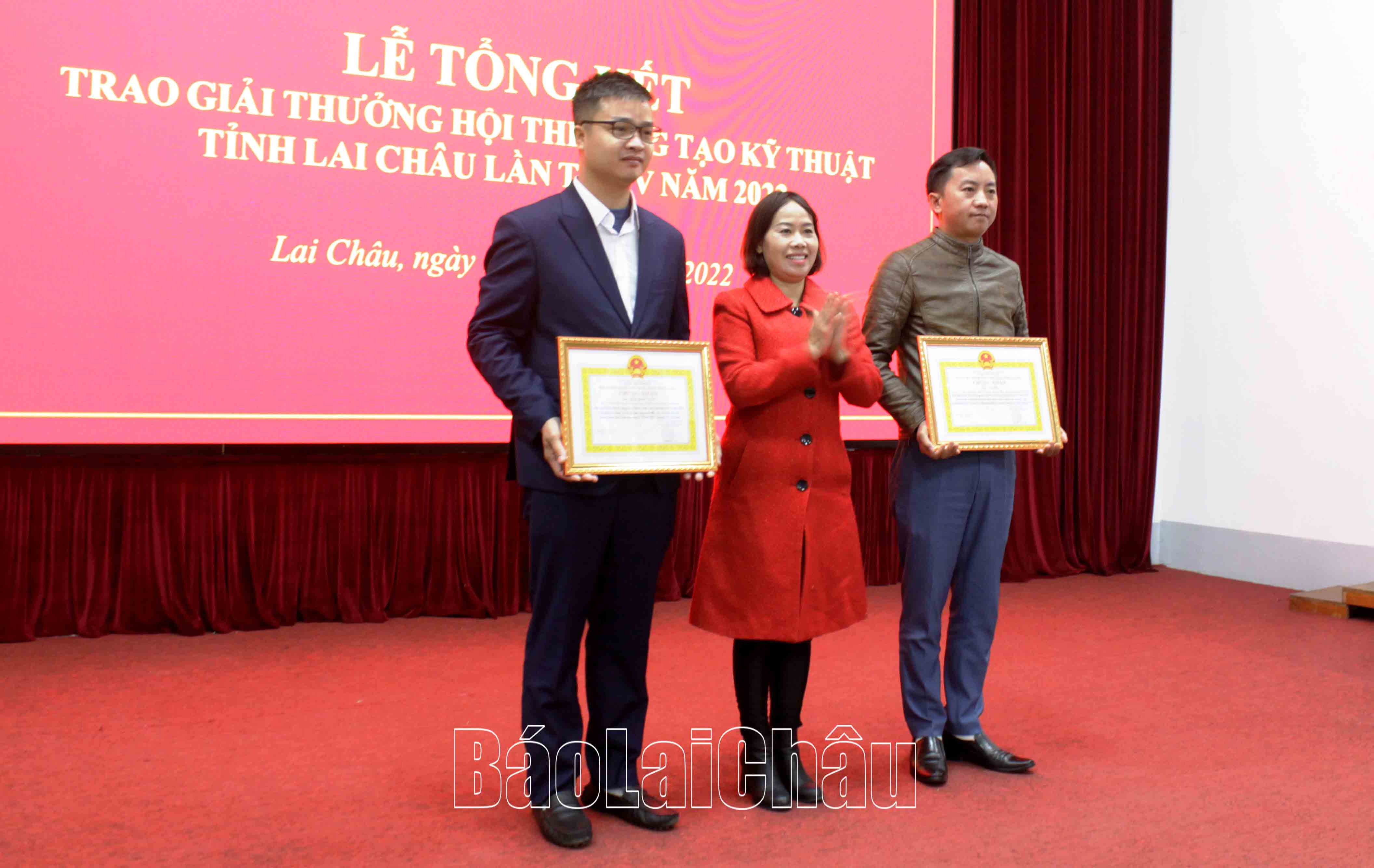 Đồng chí Giàng Thị Hoa - Phó Chủ tịch Thường trực Liên hiệp các Hội khoa học và kỹ thuật tỉnh trao giải nhất cho các tác giả đạt giải.