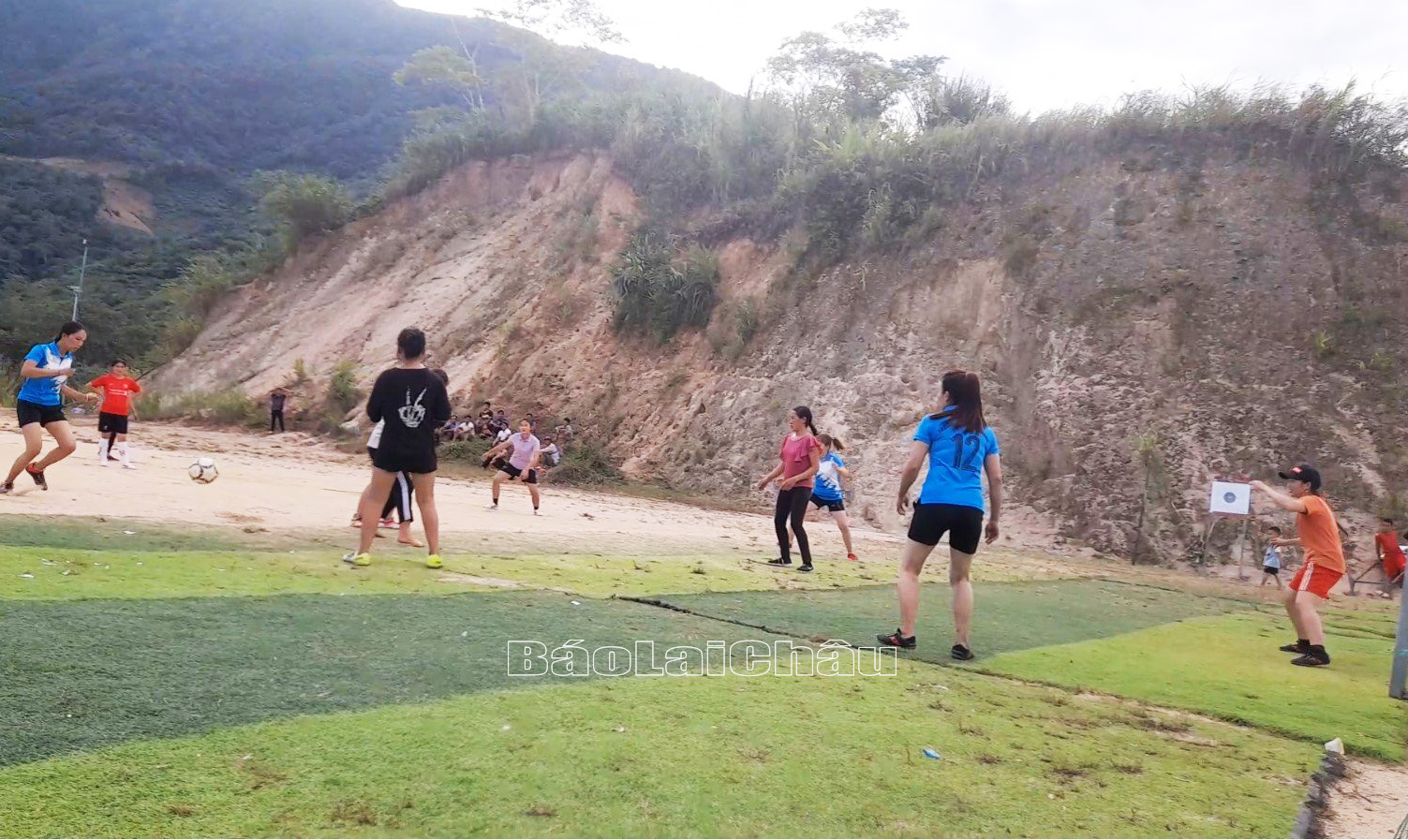 Ngoài các môn thể thao truyền thống, bóng đá đang là bộ môn thu hút được đông đảo người dân xã Nậm Manh tham gia.