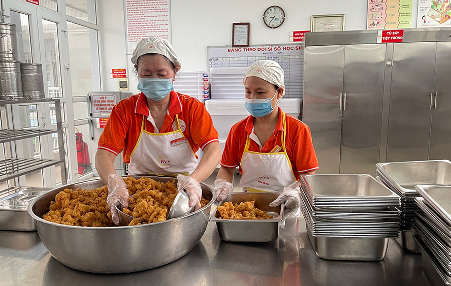 Bếp ăn tập thể của Trường Tiểu học Lê Văn Tám (quận Hai Bà Trưng) được thiết kế theo quy trình một chiều, bảo đảm vệ sinh, an toàn thực phẩm. Ảnh: Xuân Lộc