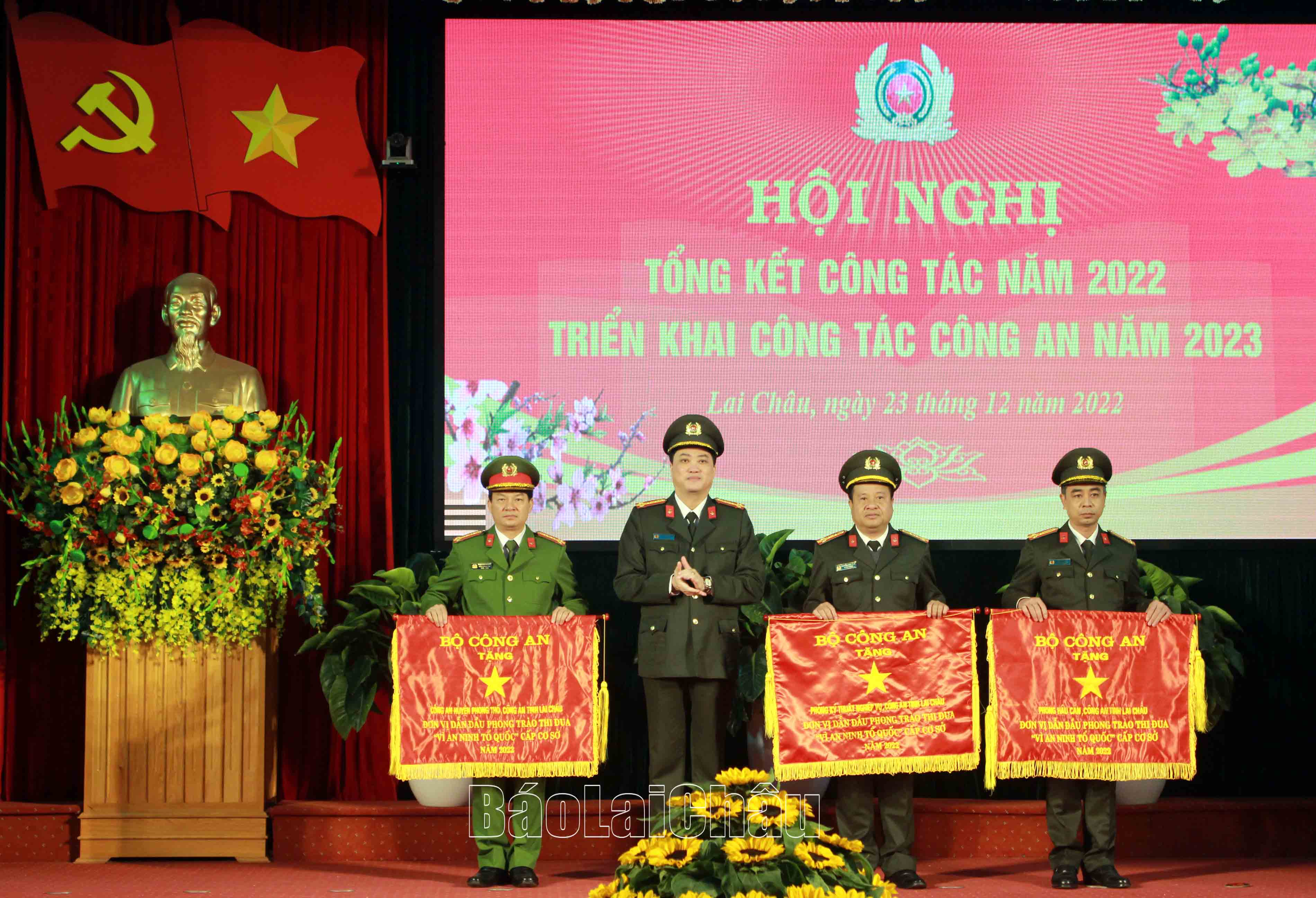 Thừa ủy quyền của Bộ trưởng Bộ Công an, Đại tá Nguyễn Viết Giang - Ủy viên BTV Tỉnh ủy, Giám đốc Công an tỉnh tặng cờ thi đua cho 3 tập thể.