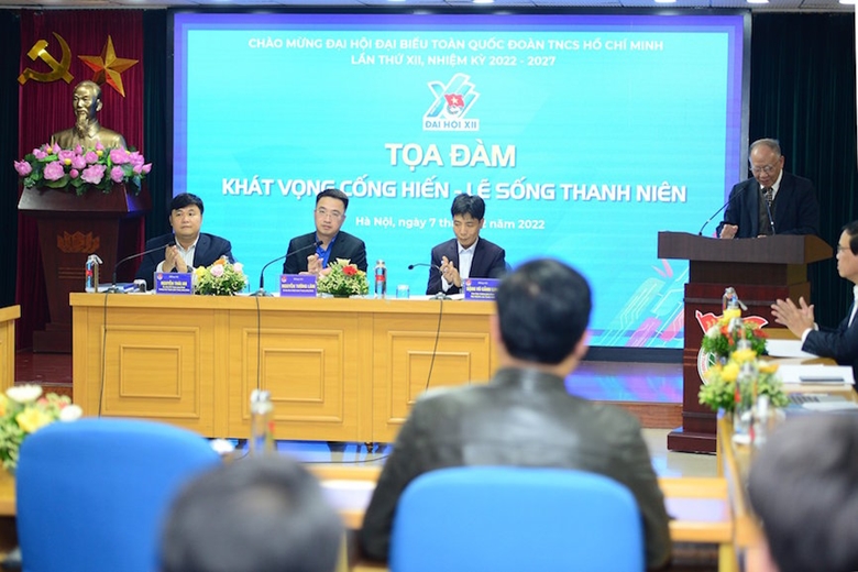 GS.TS Hoàng Chí Bảo, nguyên ủy viên Hội đồng lý luận Trung ương phát biểu tại tọa đàm.
