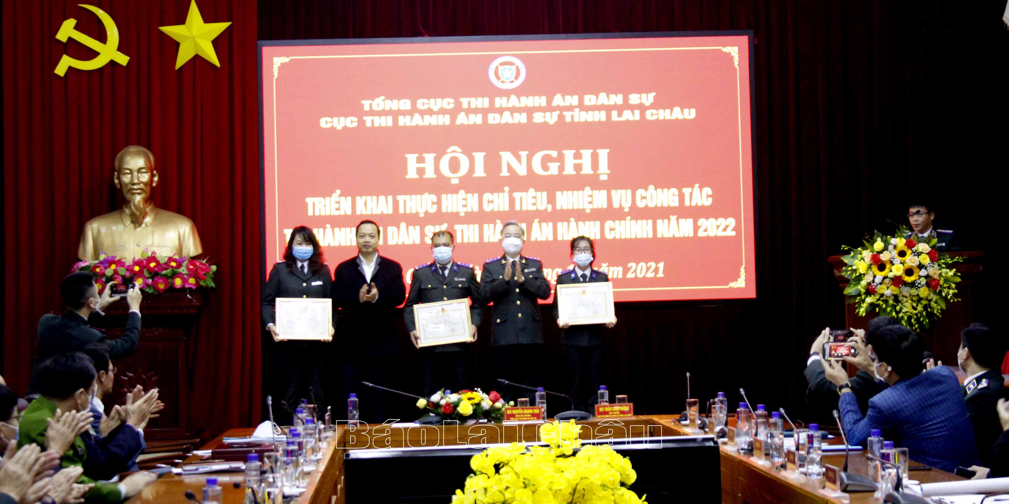 Lãnh đạo UBND tỉnh và lãnh đạo Tổng cục THADS tặng các danh hiệu thi đua cho các cá nhân, tập thể. 