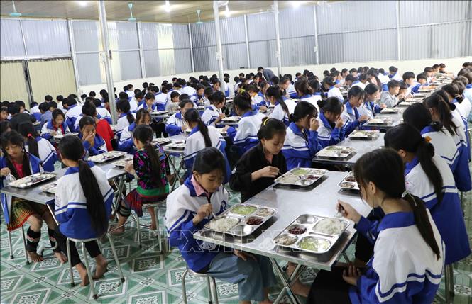 Cùng việc giữ ấm cho học sinh, các trường trên địa bàn tỉnh Lai Châu luôn quan tâm tới khẩu phần ăn đầy đủ chất dinh dưỡng cho học sinh bán trú. Ảnh: Đinh Thùy/TTXVN