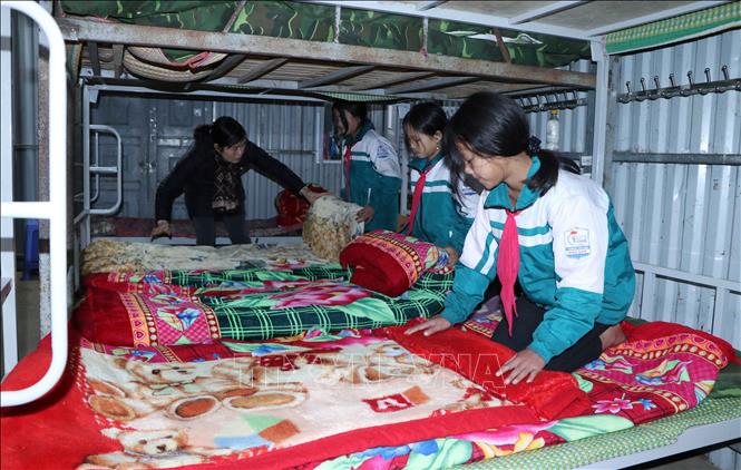 Với độ cao 1.600m so với mực nước biển, Trường Phổ thông Dân tộc bán trú Tiểu học Dào San, huyện Phong Thổ (Lai Châu) chuẩn bị đầy đủ chăn, đệm ấm cho học sinh ở bán trú trong mùa Đông. Ảnh: Đinh Thùy/TTXVN