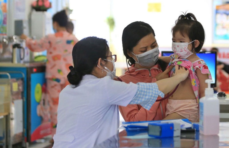 Bác sĩ khám bệnh cho trẻ tại Bệnh viện Nhi đồng 1 TP Hồ Chí Minh. Ảnh: NHẬT THỊNH