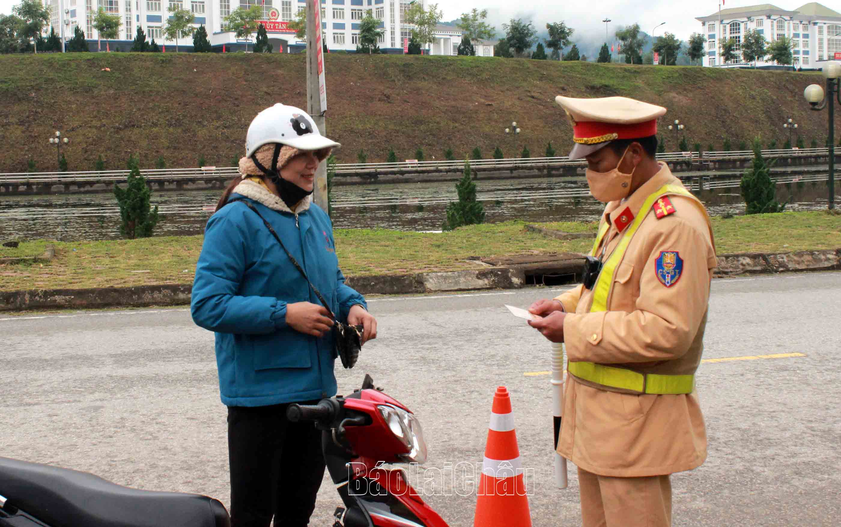 Cán bộ, chiến sĩ Đội CSGT - trật tự (Công an huyện Tân Uyên) kiểm tra hành chính người điều kiển xe mô-tô lưu thông trên đường.