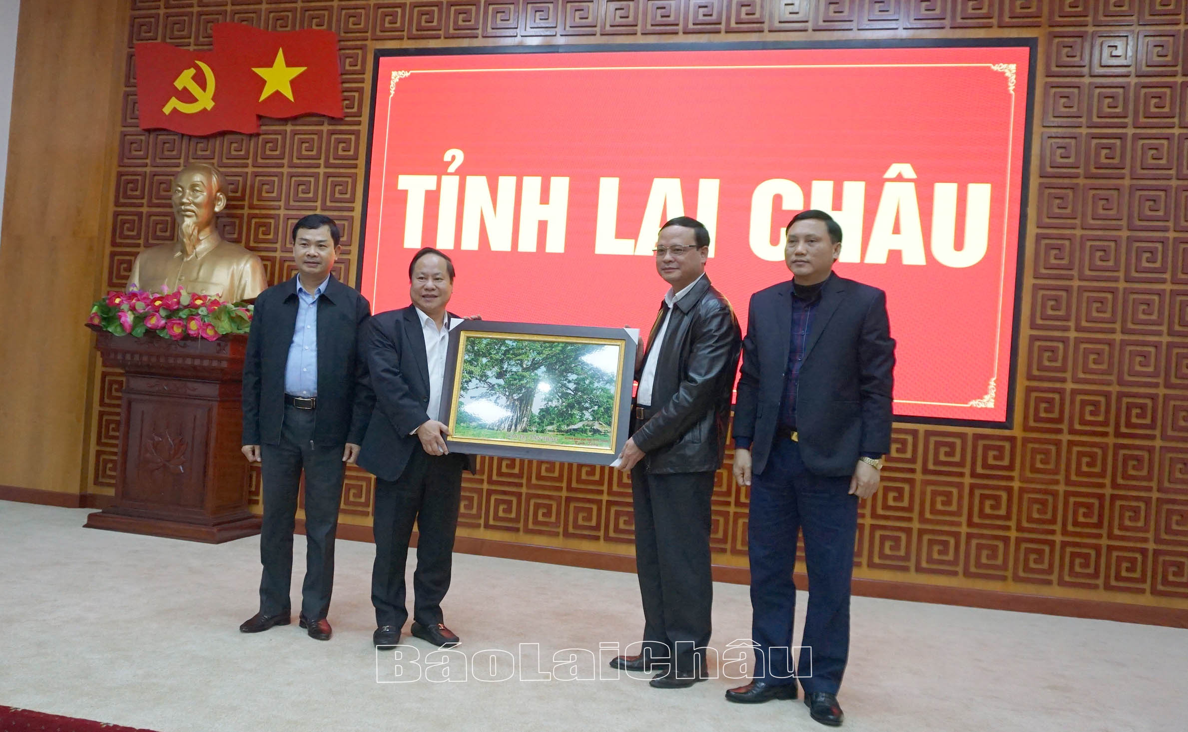 Lãnh đạo UBND tỉnh Tuyên Quang cùng Đoàn công tác tặng quà.