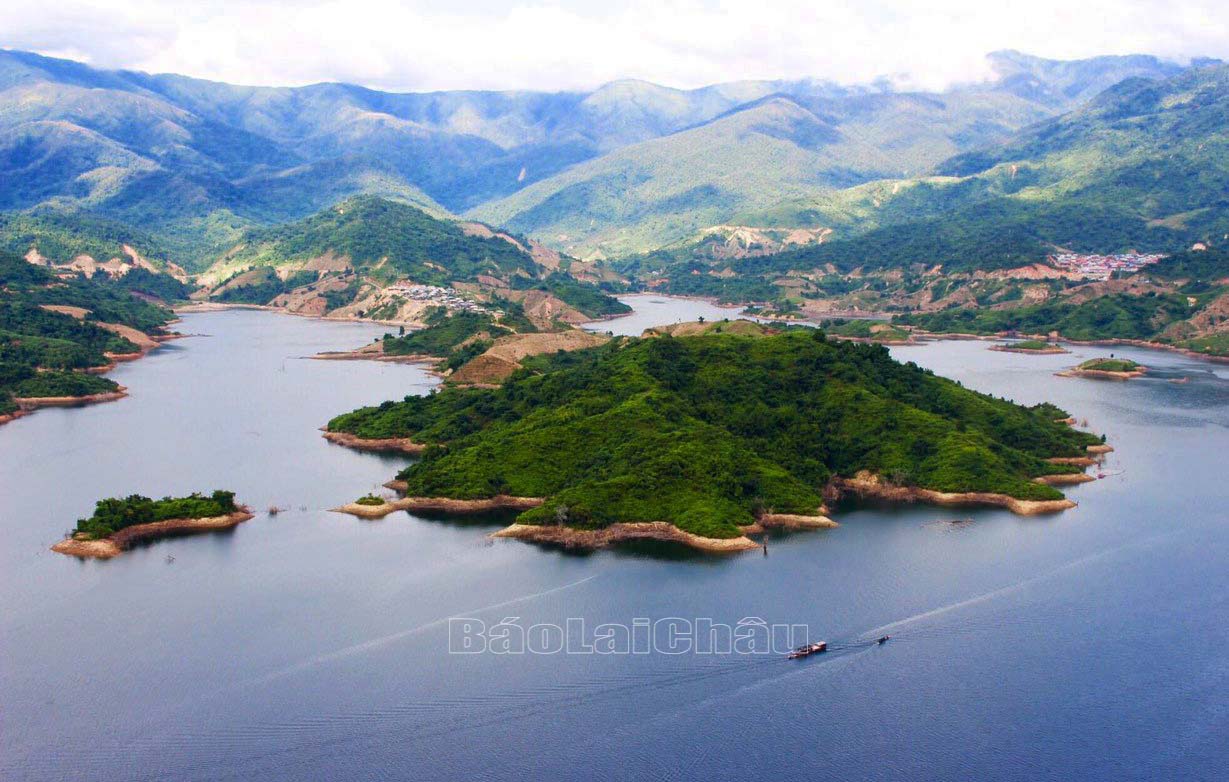 Một góc vùng lòng hồ Thủy điện Lai Châu tại xã Mường Mô (huyện Nậm Nhùn).