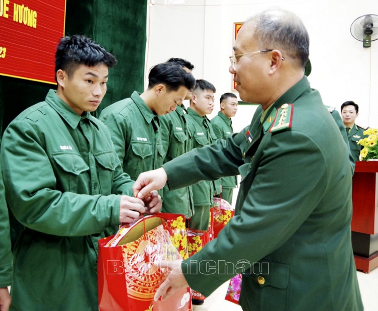 Đại tá Phan Văn Hóa - Phó Chỉ huy trưởng, Tham mưu trưởng Bộ Chỉ huy Bộ đội Biên phòng tỉnh tặng quà cho các chiến sĩ.