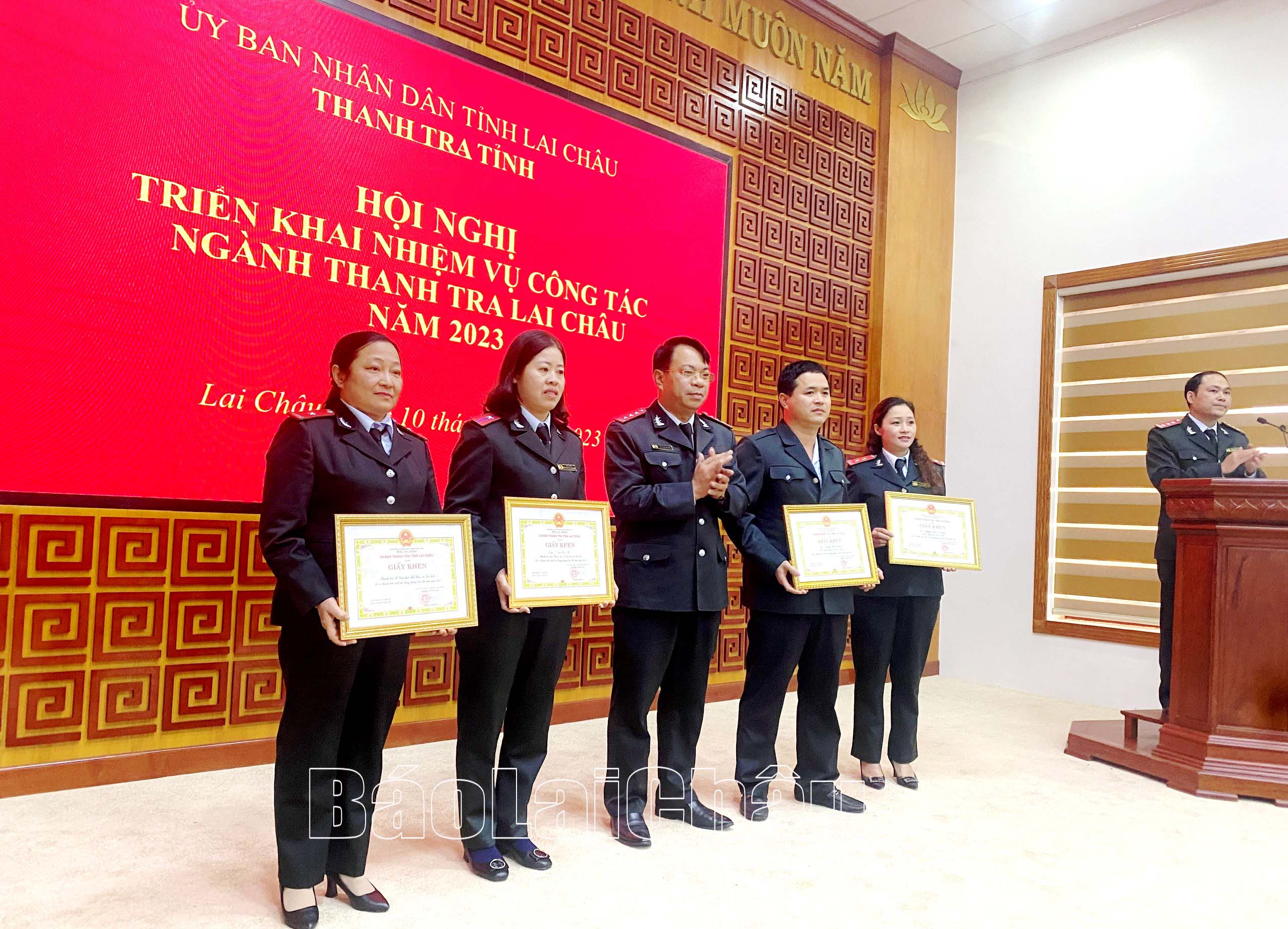 Đồng chí Lò Văn Nhung - Phó Chánh Thanh tra tỉnh trao giấy khen cho các cá nhân.
