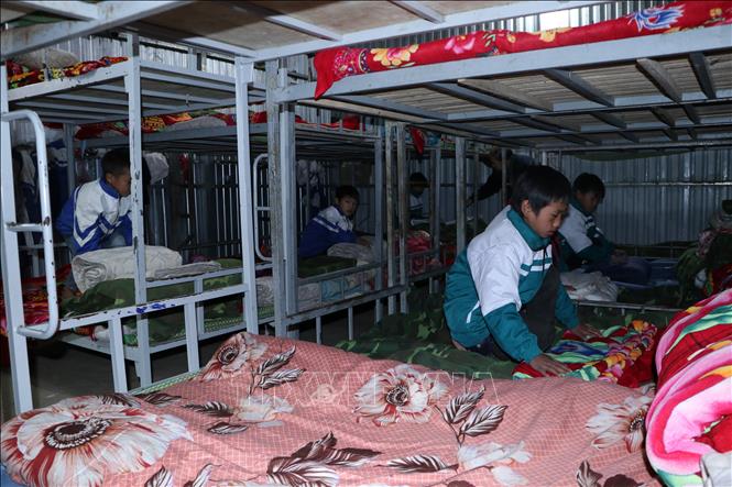 Học sinh bán trú ở huyện Phong Thổ (Lai Châu) được trang bị đầy đủ chăn, đệm ấm vào mùa Đông. 