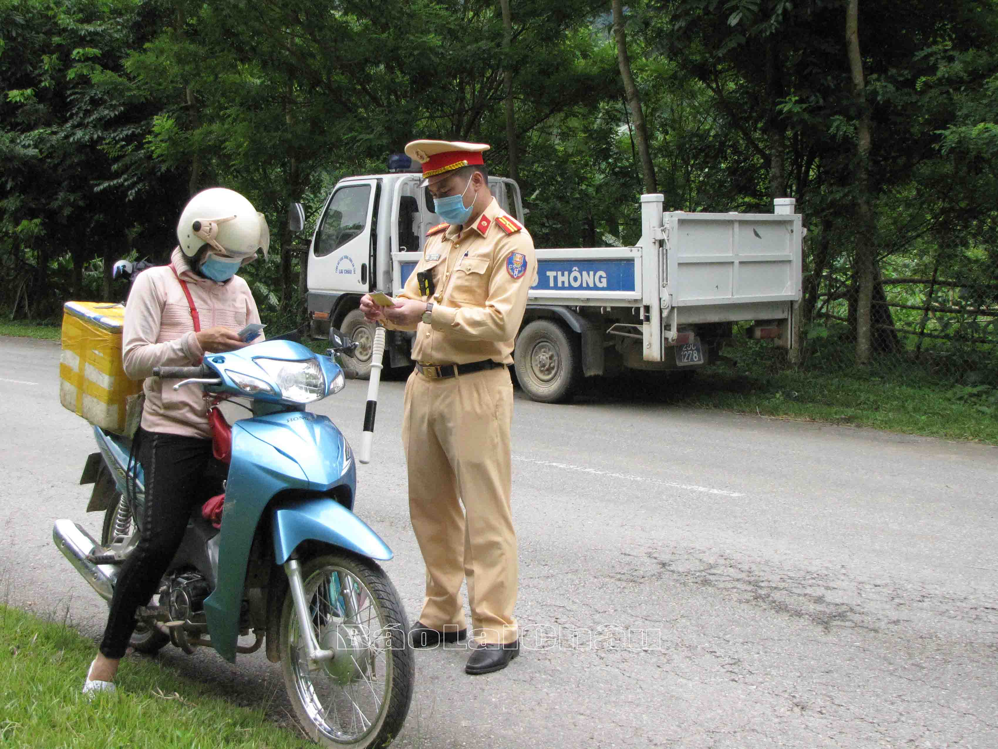 Lực Lượng Cảnh sát giao thông trật tự (Công an huyện Nậm Nhùn) tuần tra, kiểm soát người, phương tiện tham gia giao thông.